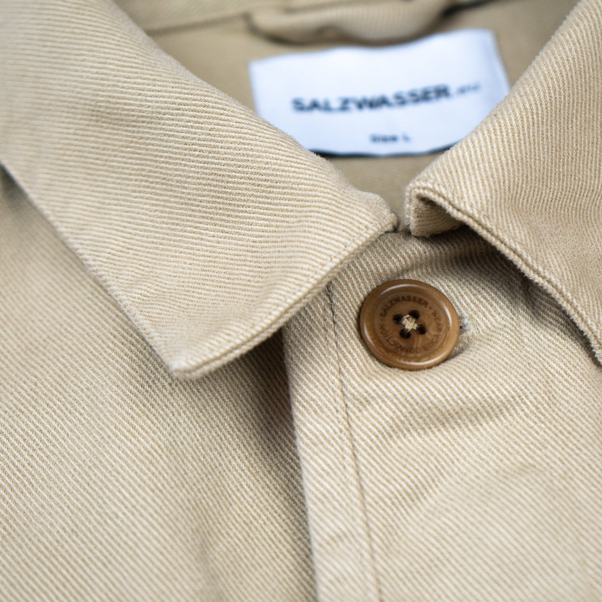 Hemdkragen von SALZWASSER Overshirt und Corozo Knopf