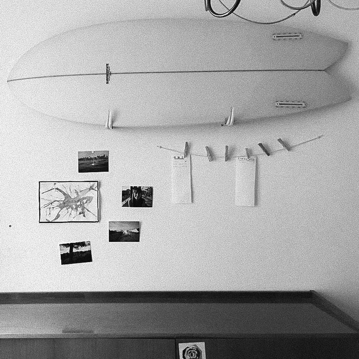 Surfboard von Surfin Estate an der Wand