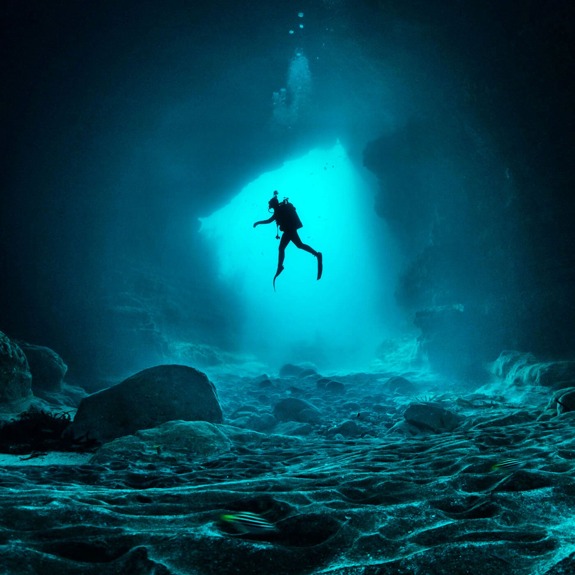 Uli Kunz taucht in Unterwasser-Höhle
