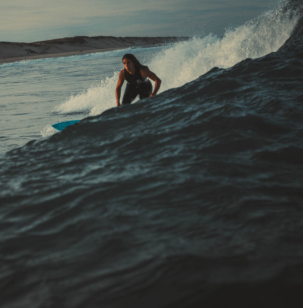 Veronica Steigner surft in Carcans Plage