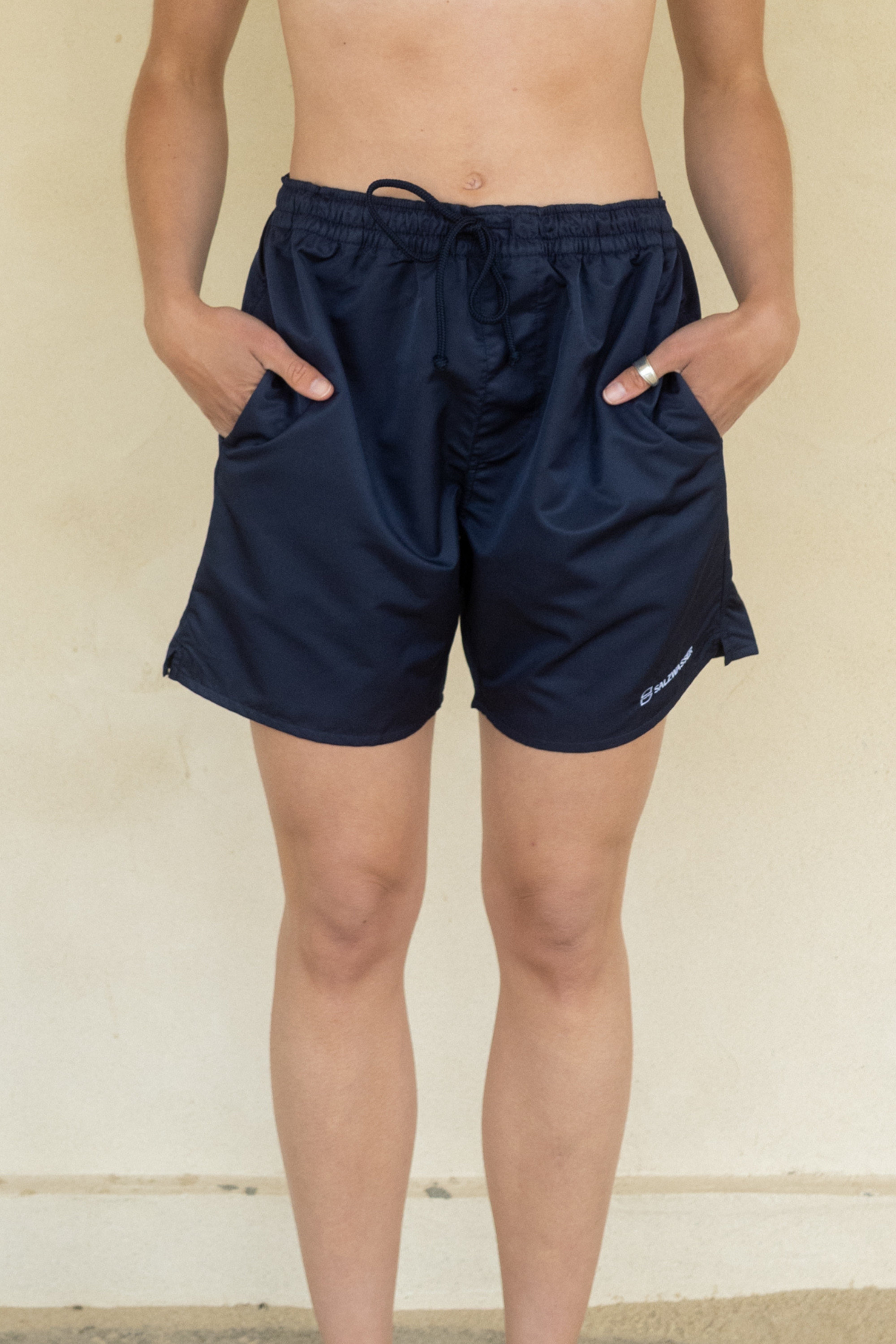 Unisex Badeshorts für Damen in Dunkelblau aus Ozeanplastik von SALZWASSER