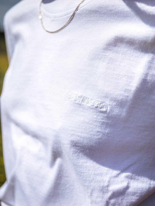 Weißes Shirt mit hochwertigem Logo-Stick