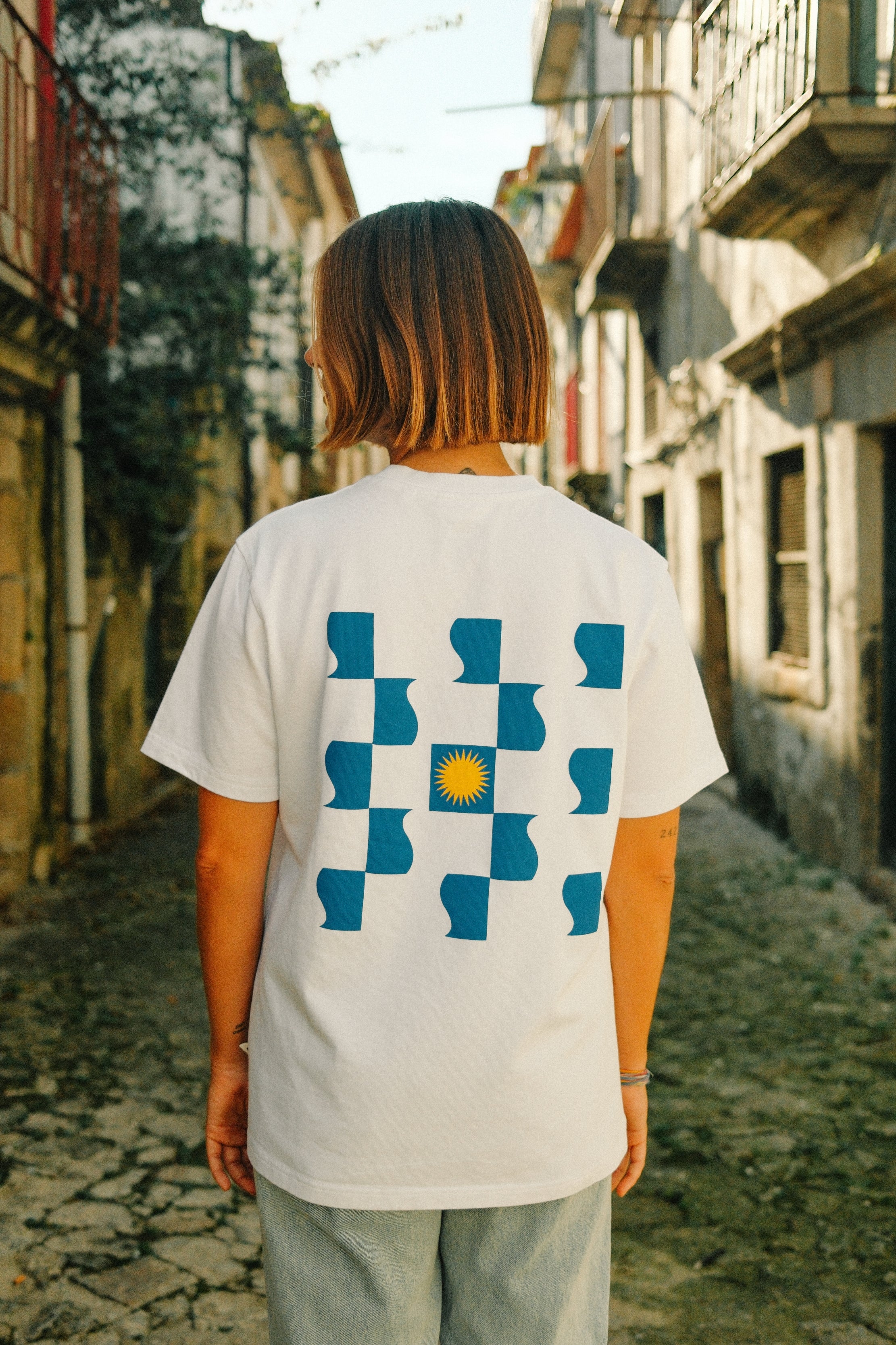 Unisex T-Shirt mit Print von Sickfaces Luis Silva