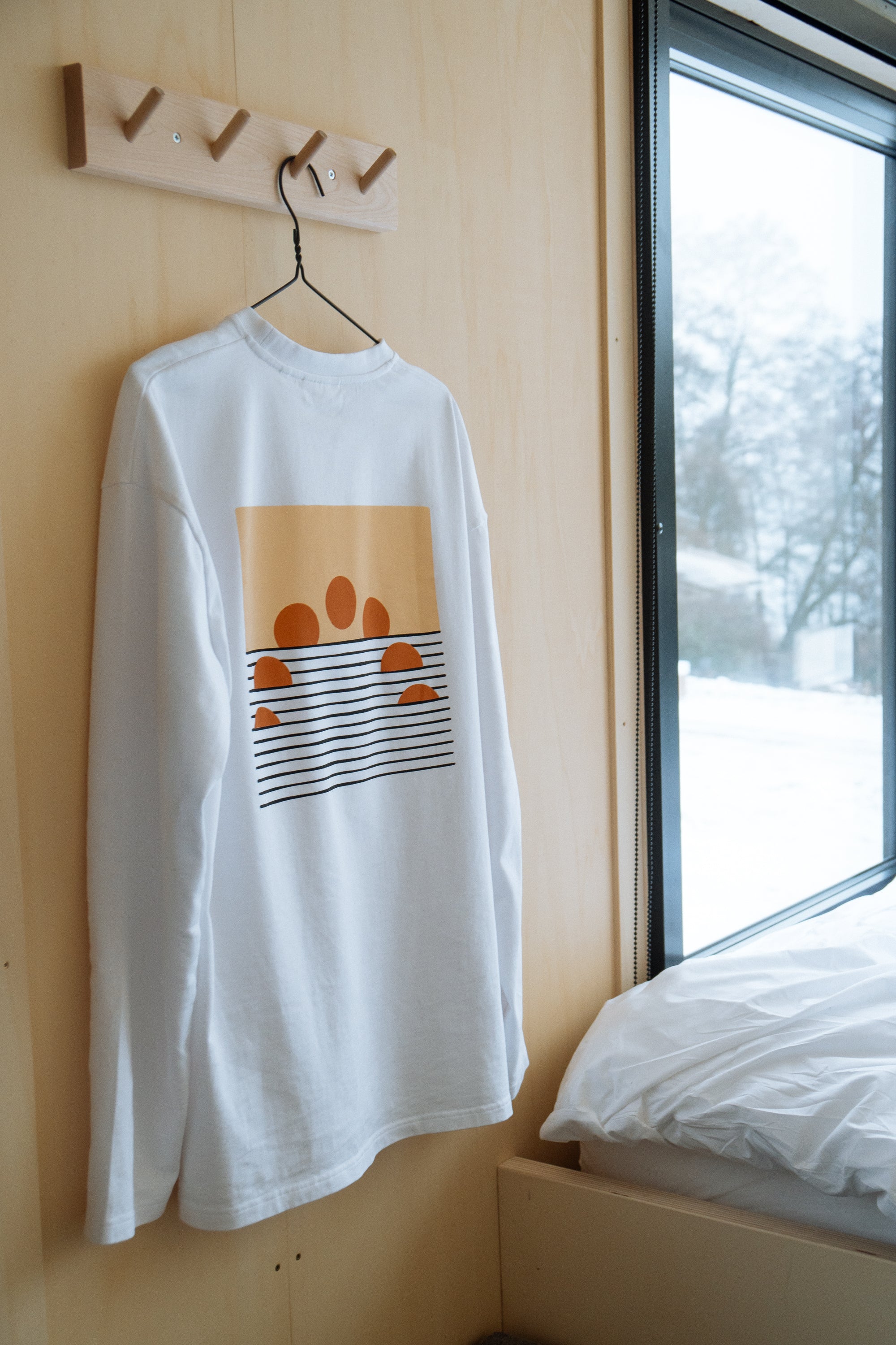 Weißes Unisex Longsleeve von SALZWASSER mit Print von Miles Tewson