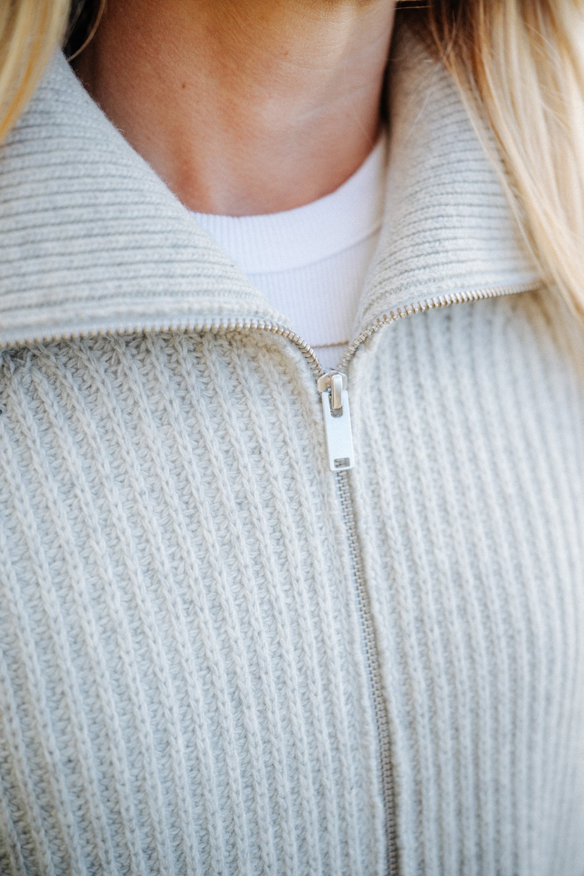 Reißverschluss und Kragen der hellgrauen Damen Strickjacke aus Italien
