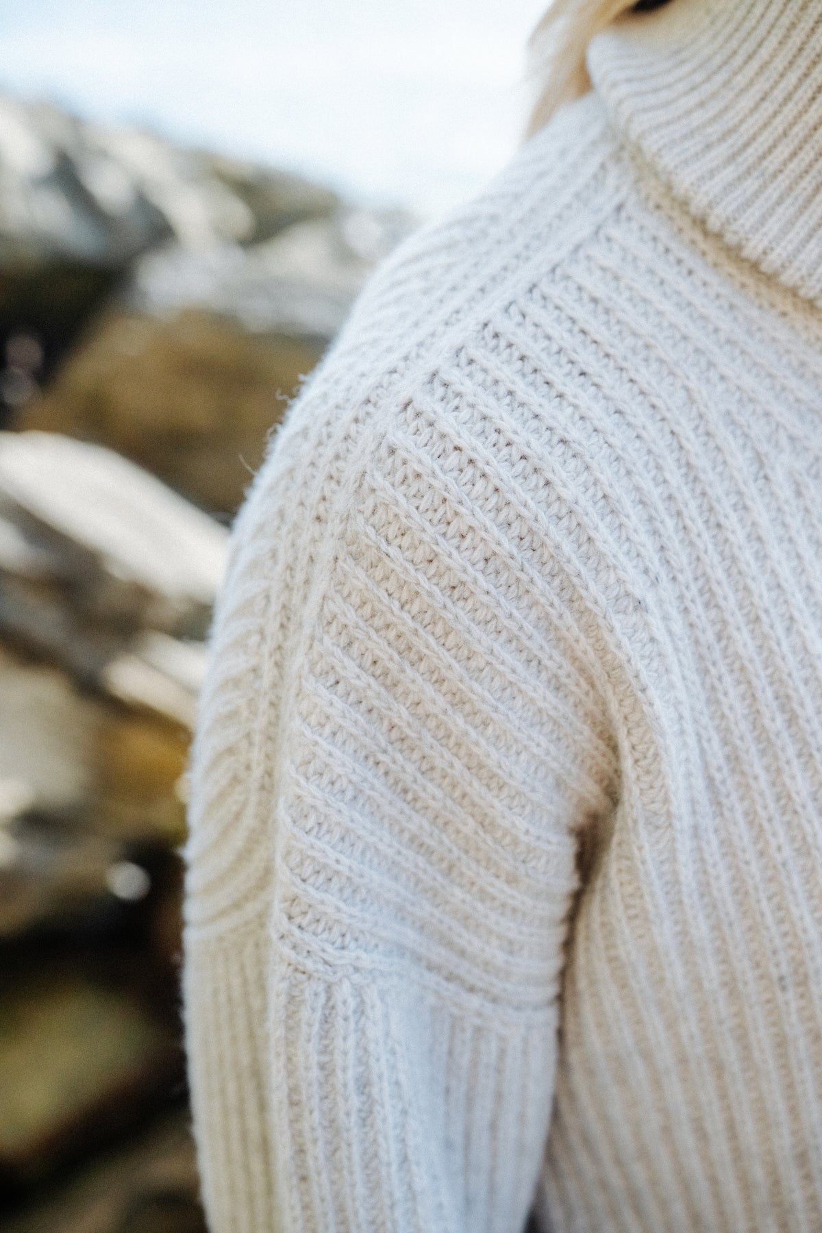 Rippstrick an der Schulter der hellgrauen Merino Wolljacke aus Italien