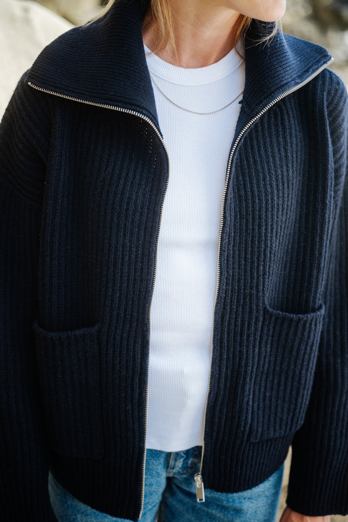 Aufgesetzte Taschen und Reißverschluss der dunkelblauen Damen Strickjacke