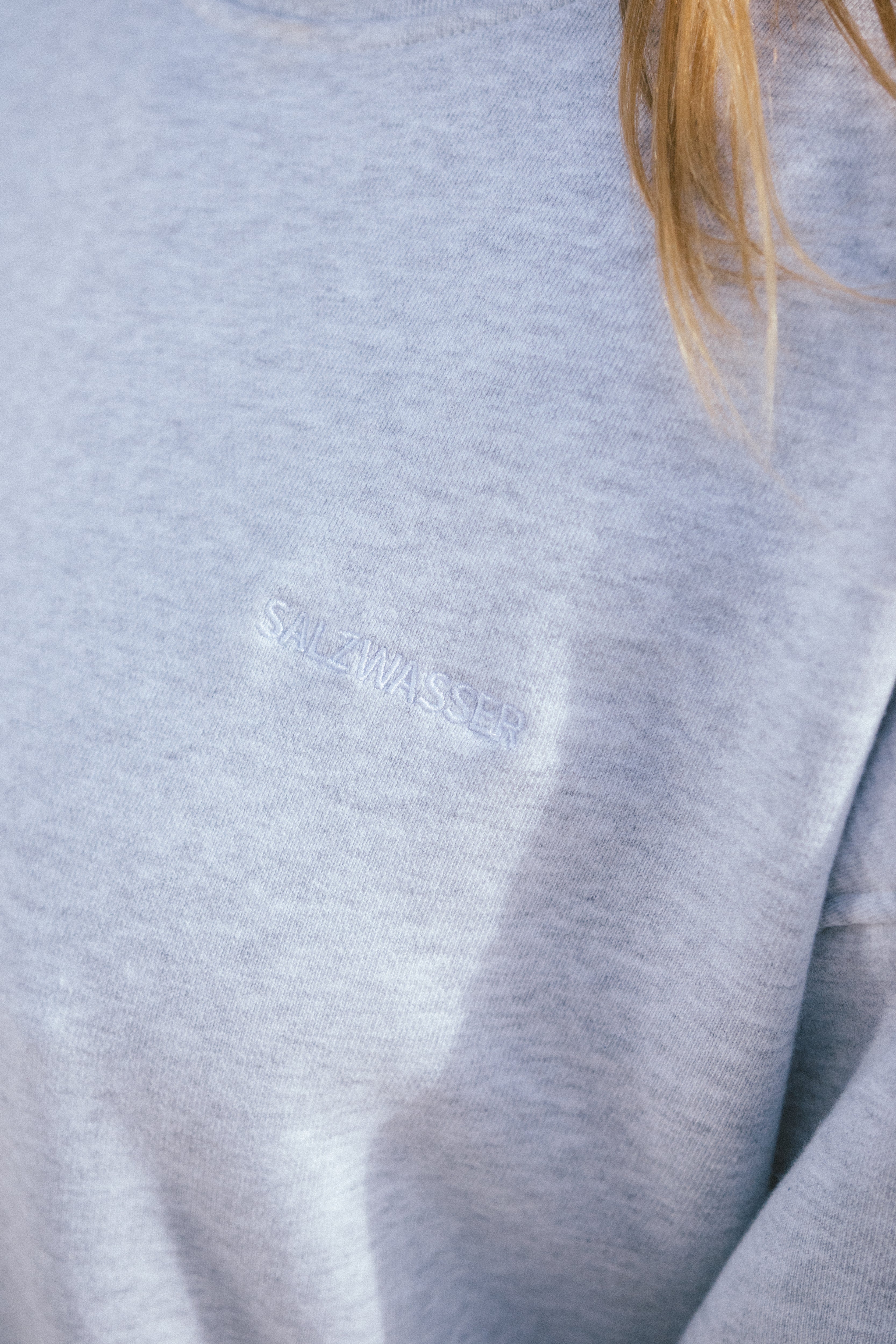 Damen Crewneck Sweater in Hellgrau mit schlichter Stickerei