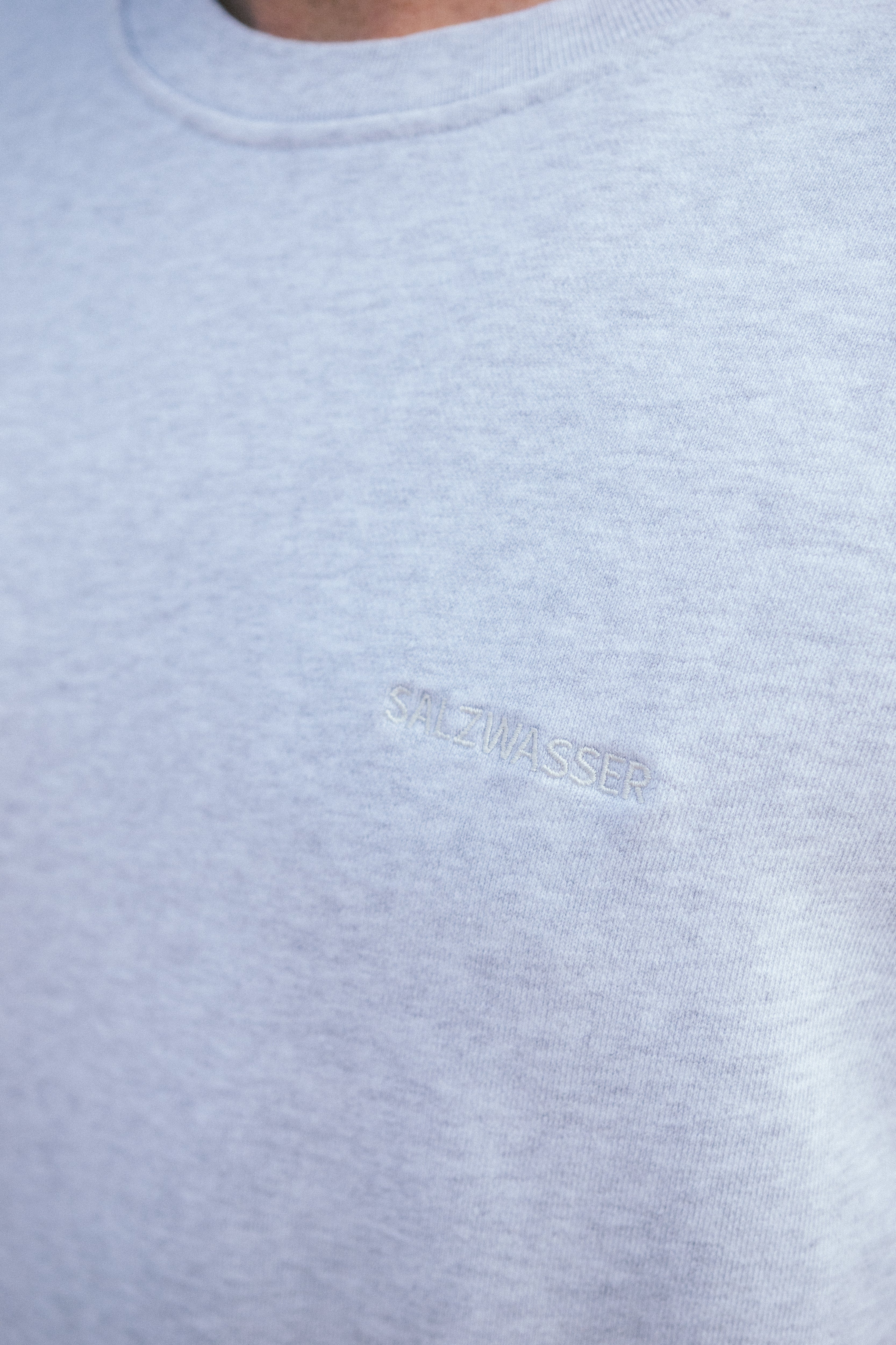 Herren Crewneck Sweater Hellgrau mit Schlichter Ton-in-Ton Stickerei