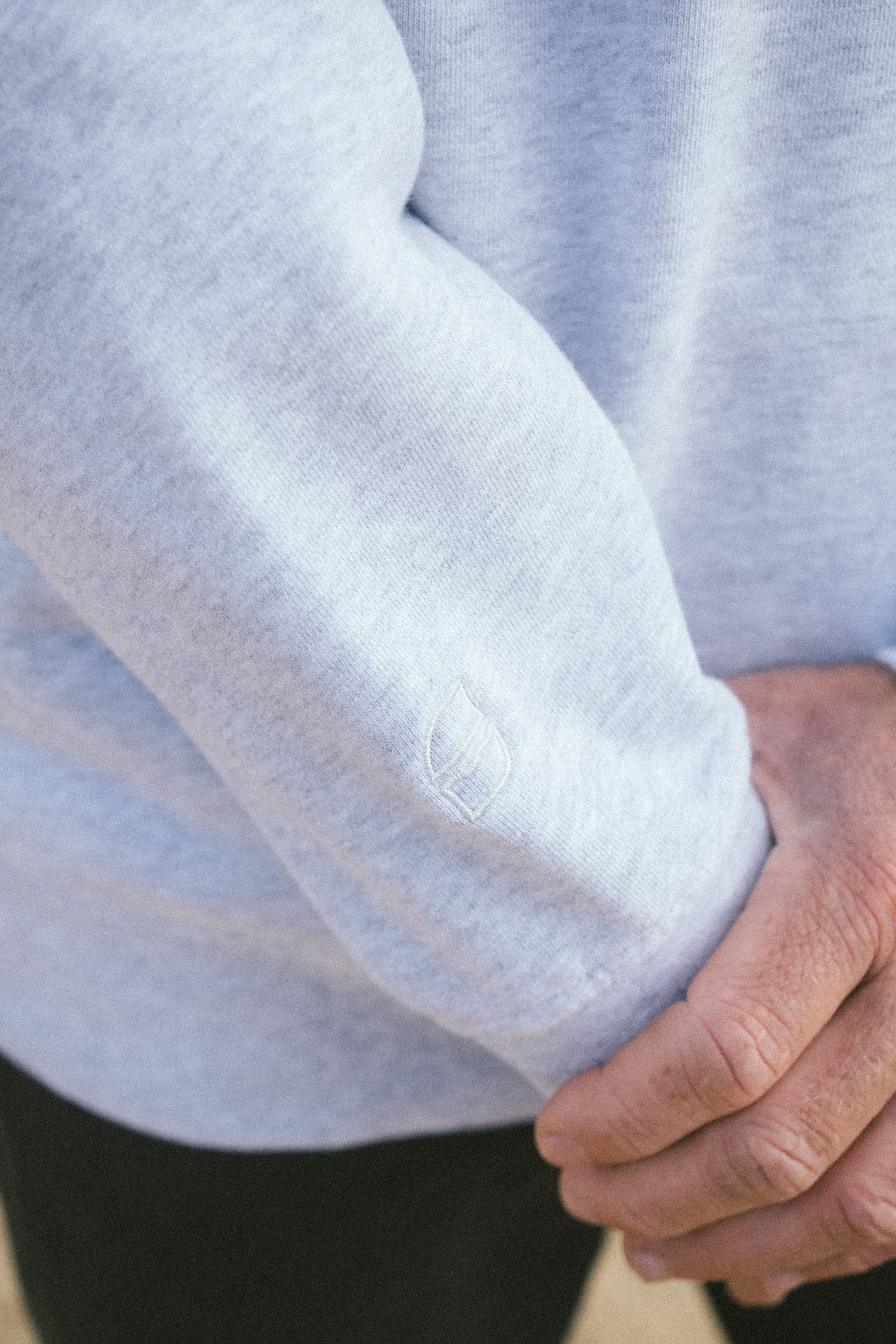 Hellgrauer Sweater zeitlos und langlebig in bester Qualität von SALZWASSER