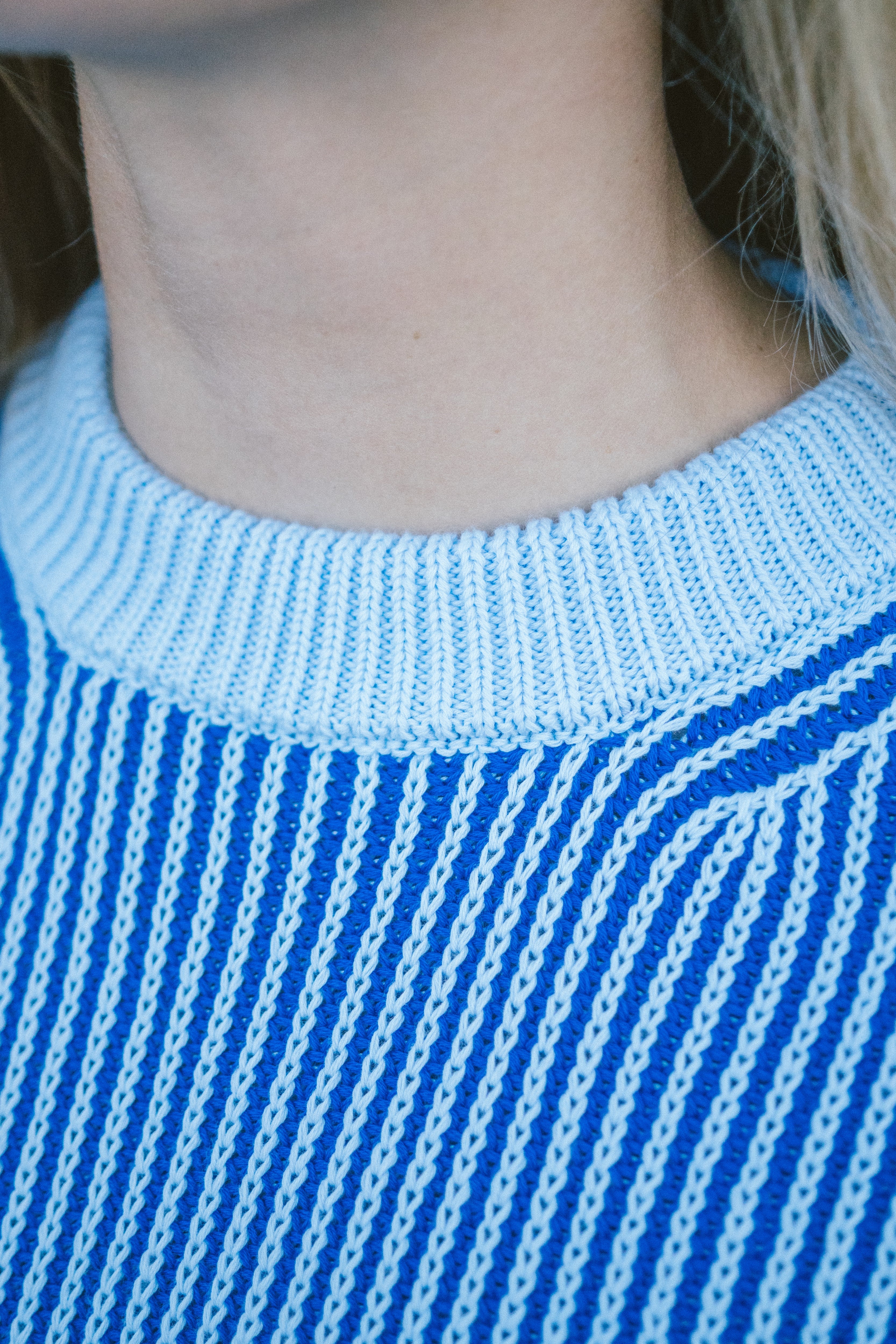 Strickpullover in außergewöhnlichem blauem Streifendesign