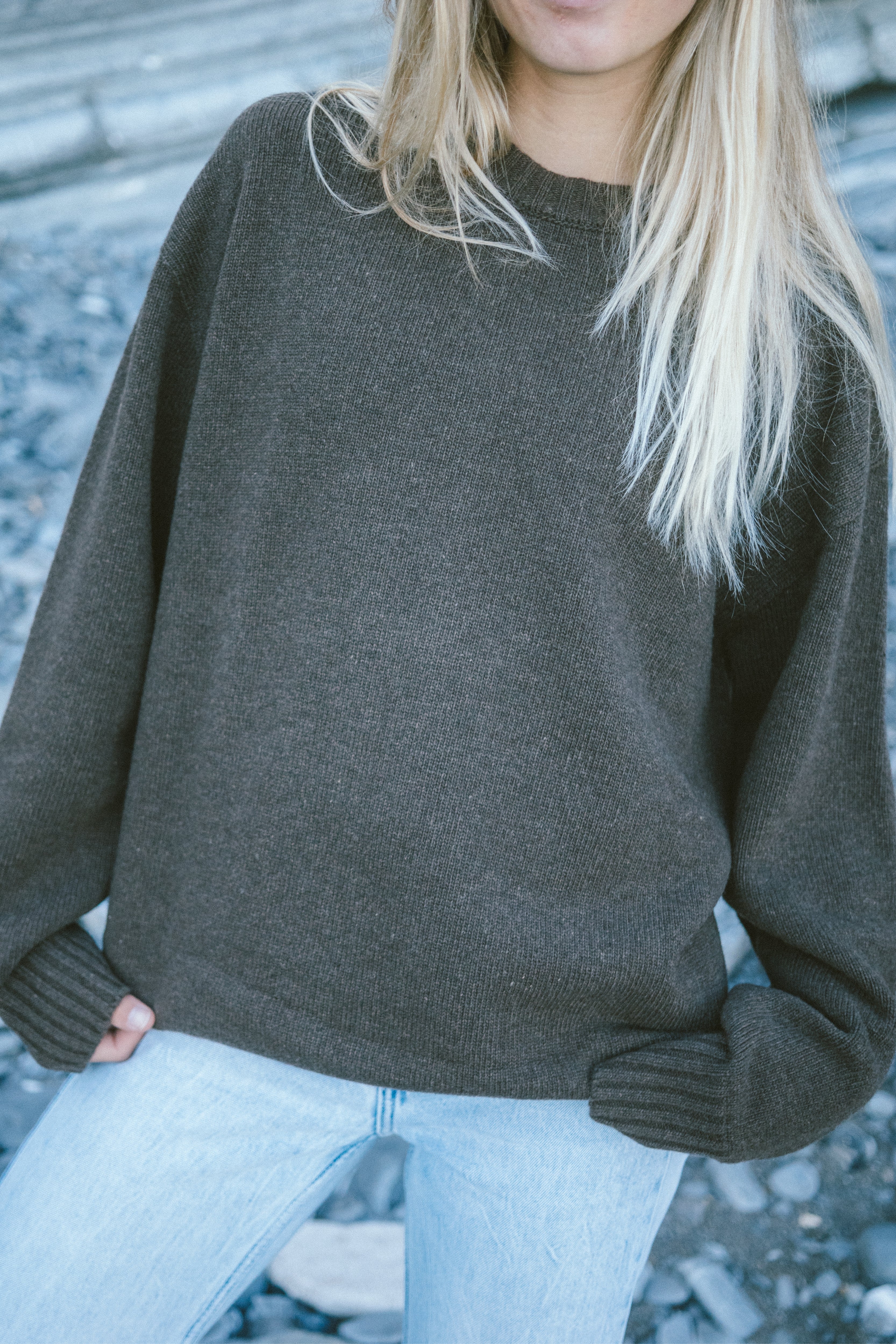 Unisex Rundhals Strickpullover aus Merino Wolle in Braun