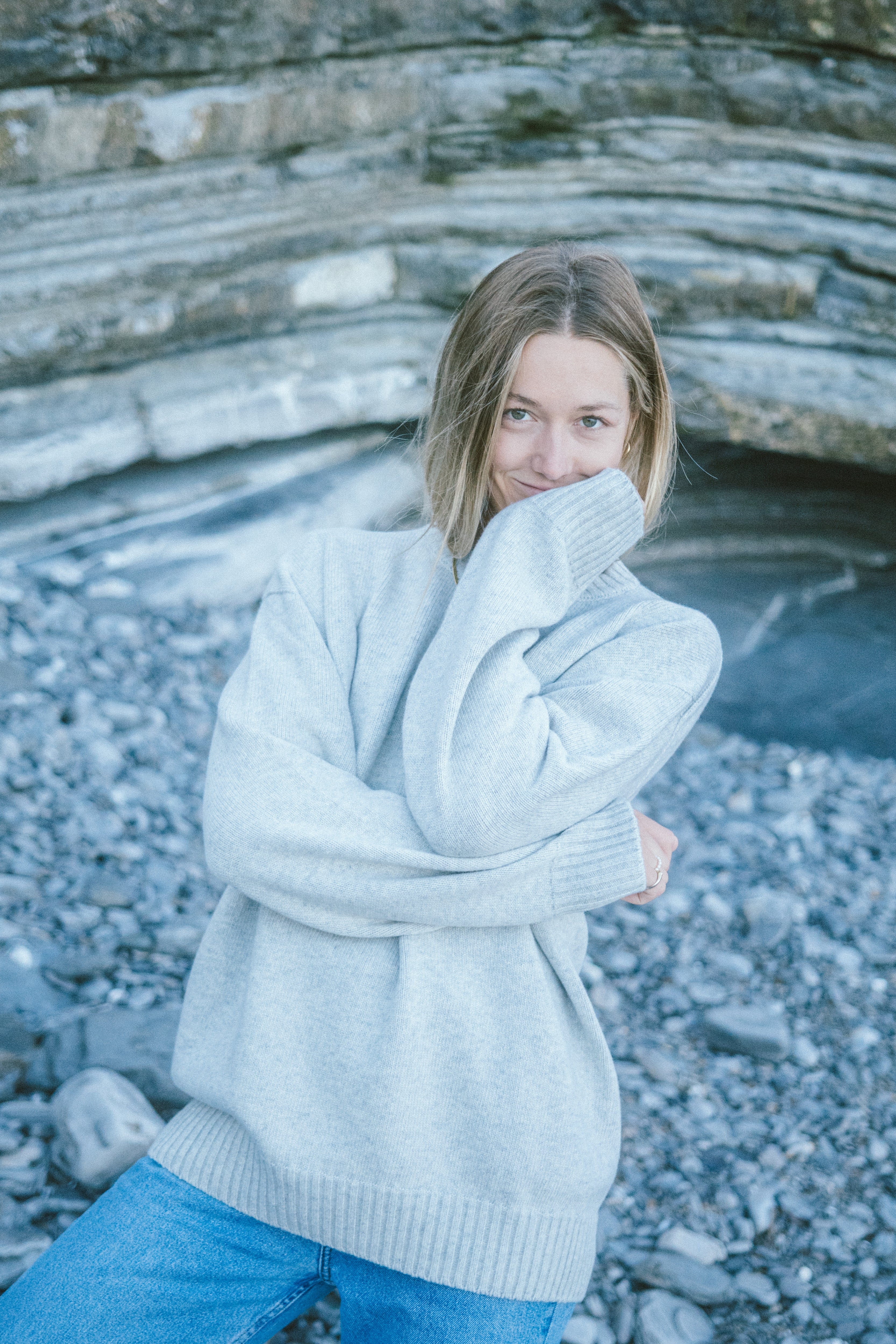 Hellgrauer Unisex Strickpullover aus Wolle in bester Qualität und nachhaltig