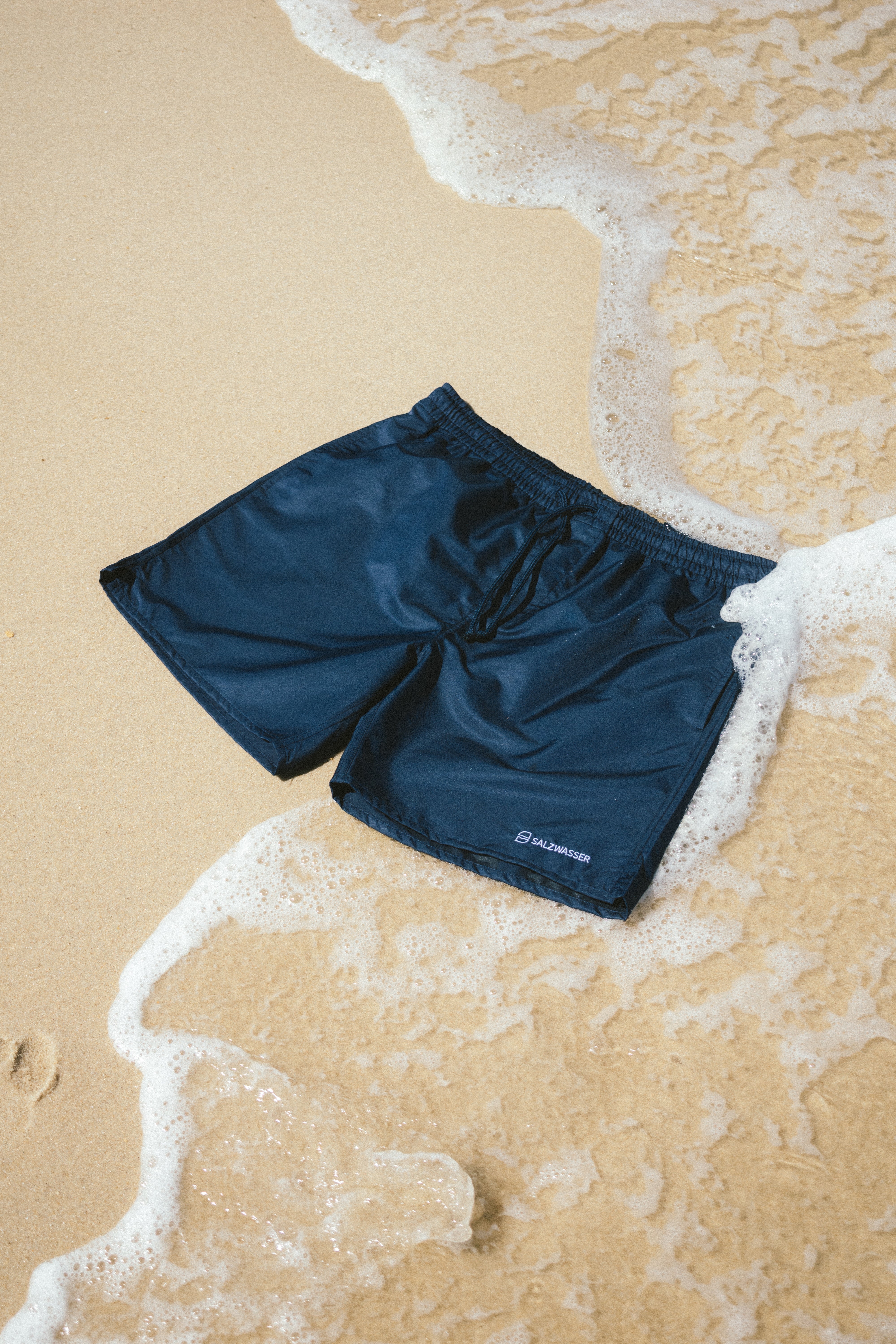 Badehose aus Seaqual Ozeanplastik in Dunkelblau aus Europa von SALZWASSER