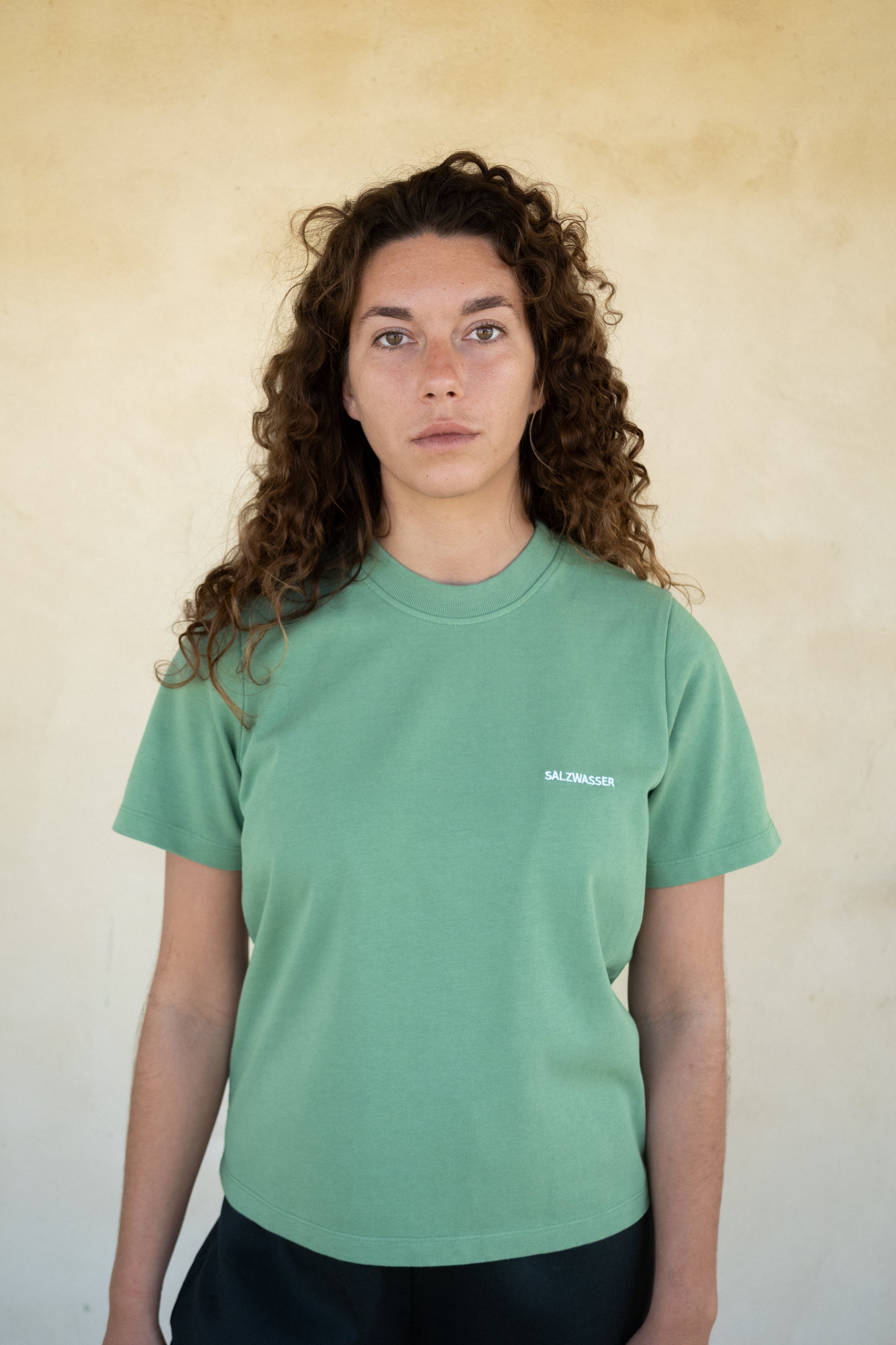 Damen T-Shirt aus schwerer Baumwolle in Salbei Grün von SALZWASSER