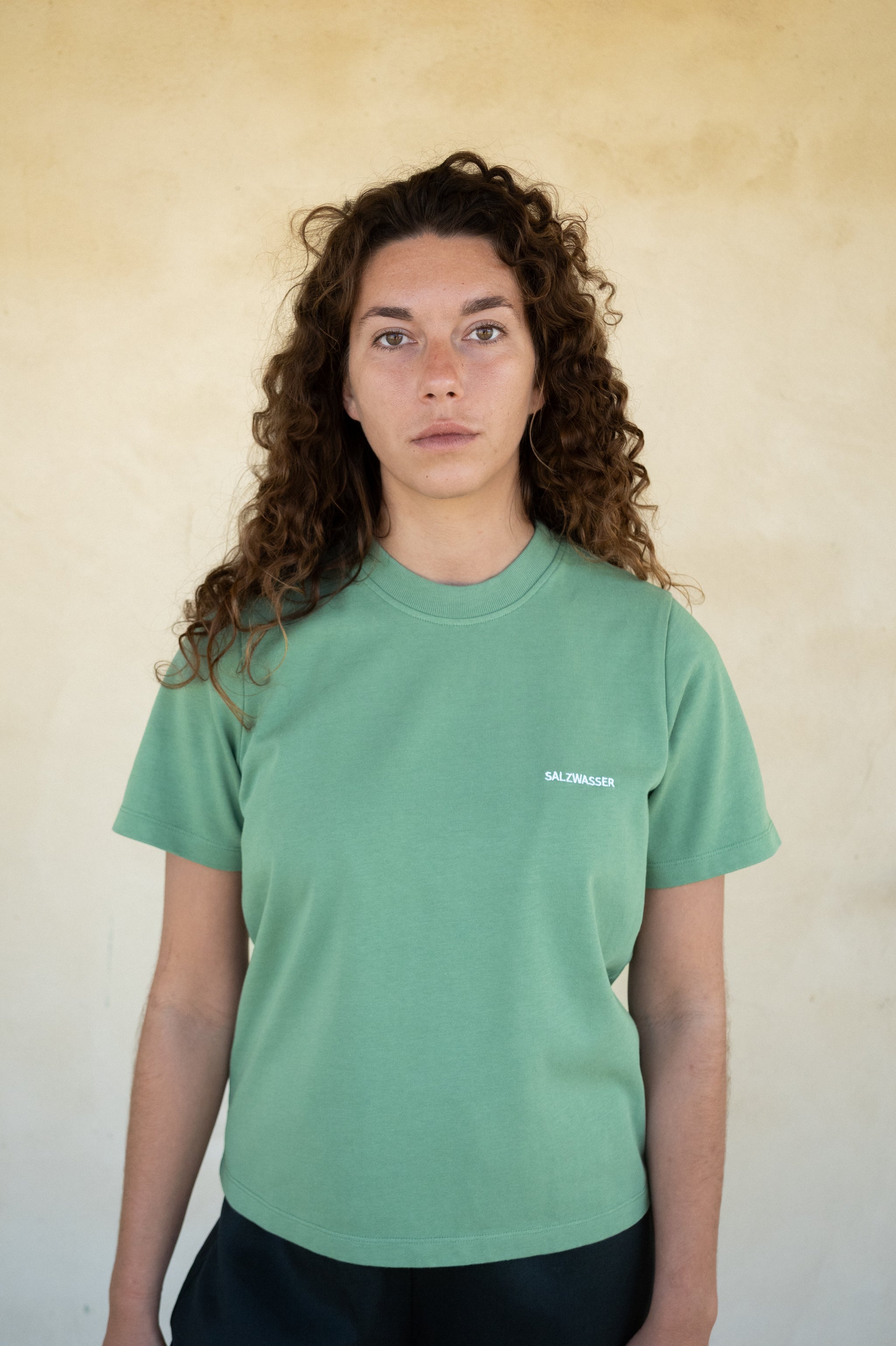 Damen T-Shirt aus schwerer Baumwolle in Salbei Grün von SALZWASSER