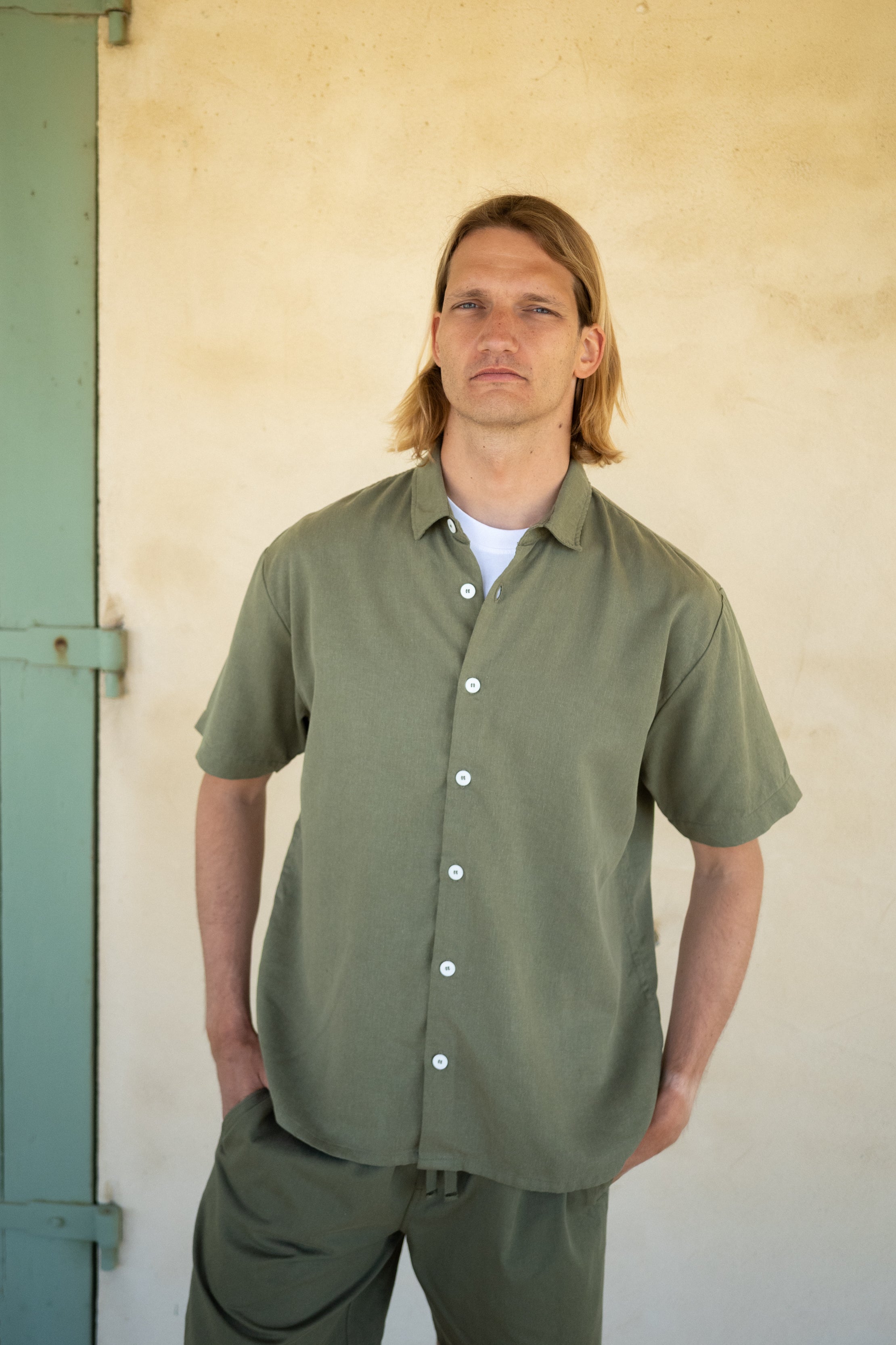 Grünes Kurzarm Hemd aus Leinen in bester Qualität von SALZWASSER