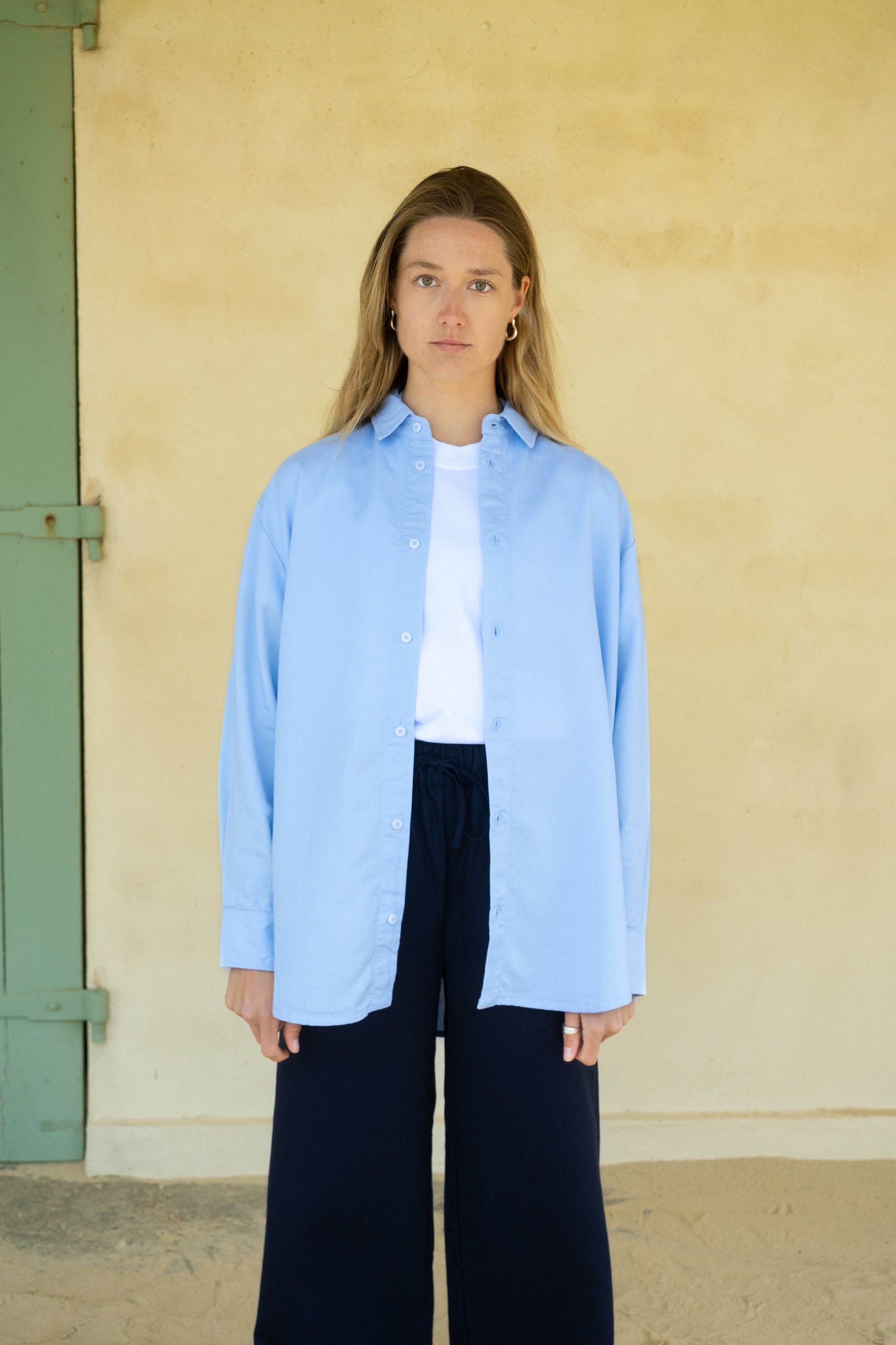 Hellblaues Leinenhemd für Damen in bester Qualität und nachhaltig von SALZWASSER