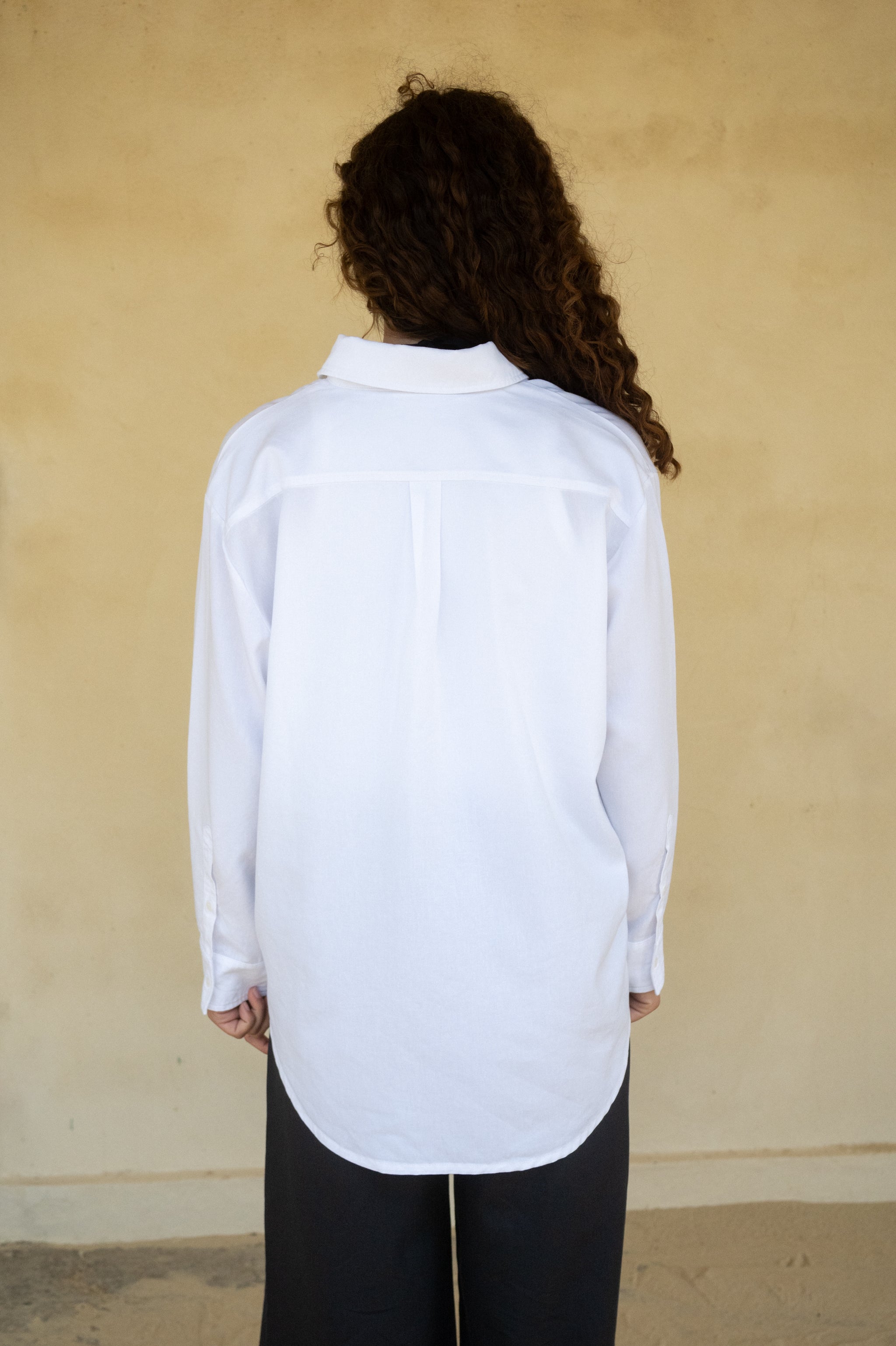 Langes Damen Leinenhemd in weiß mit langen Ärmeln und oversized