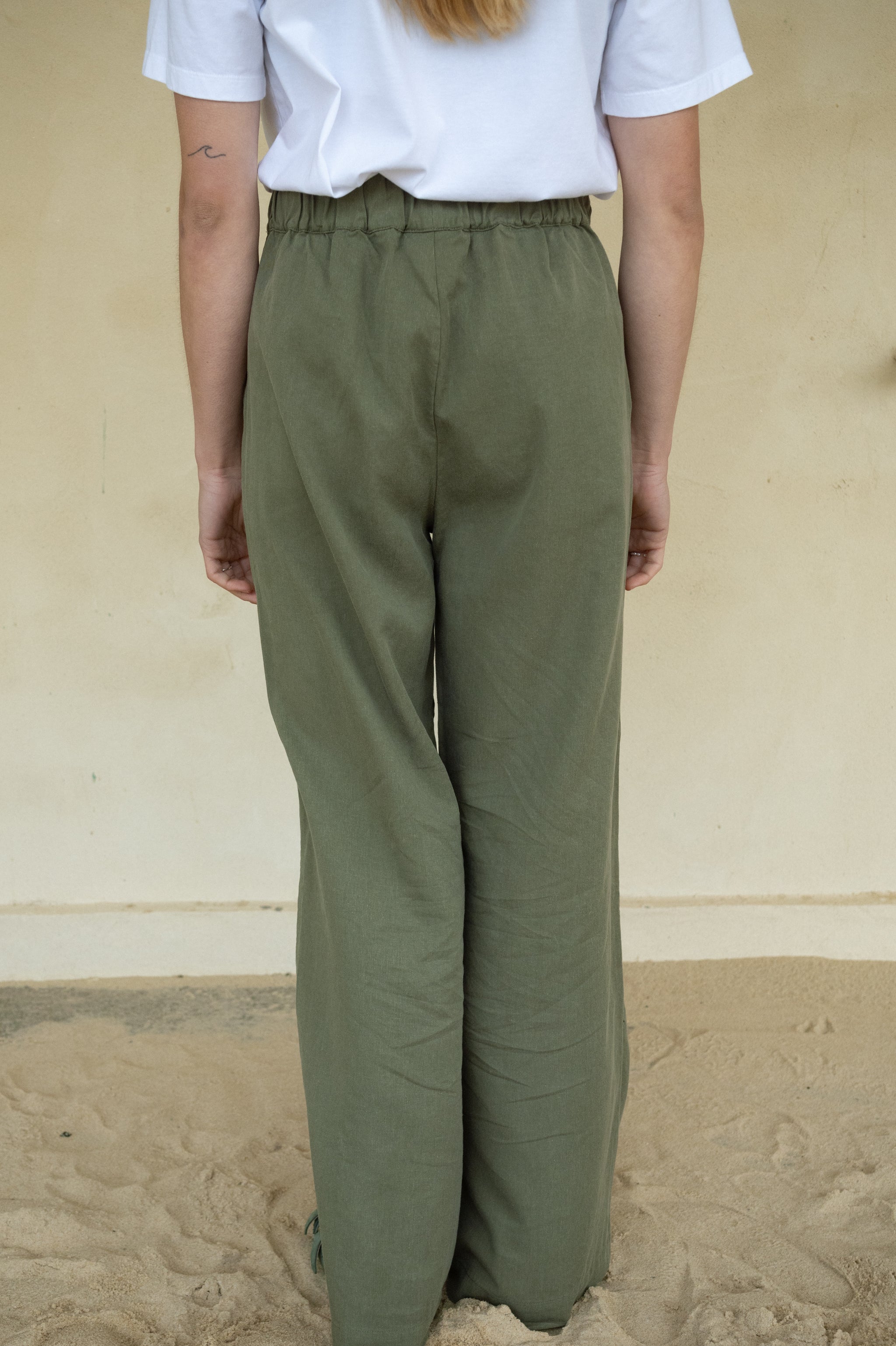 Olivgrüne Leinenhose von SALZWASSER in bester Qualität und nachhaltig