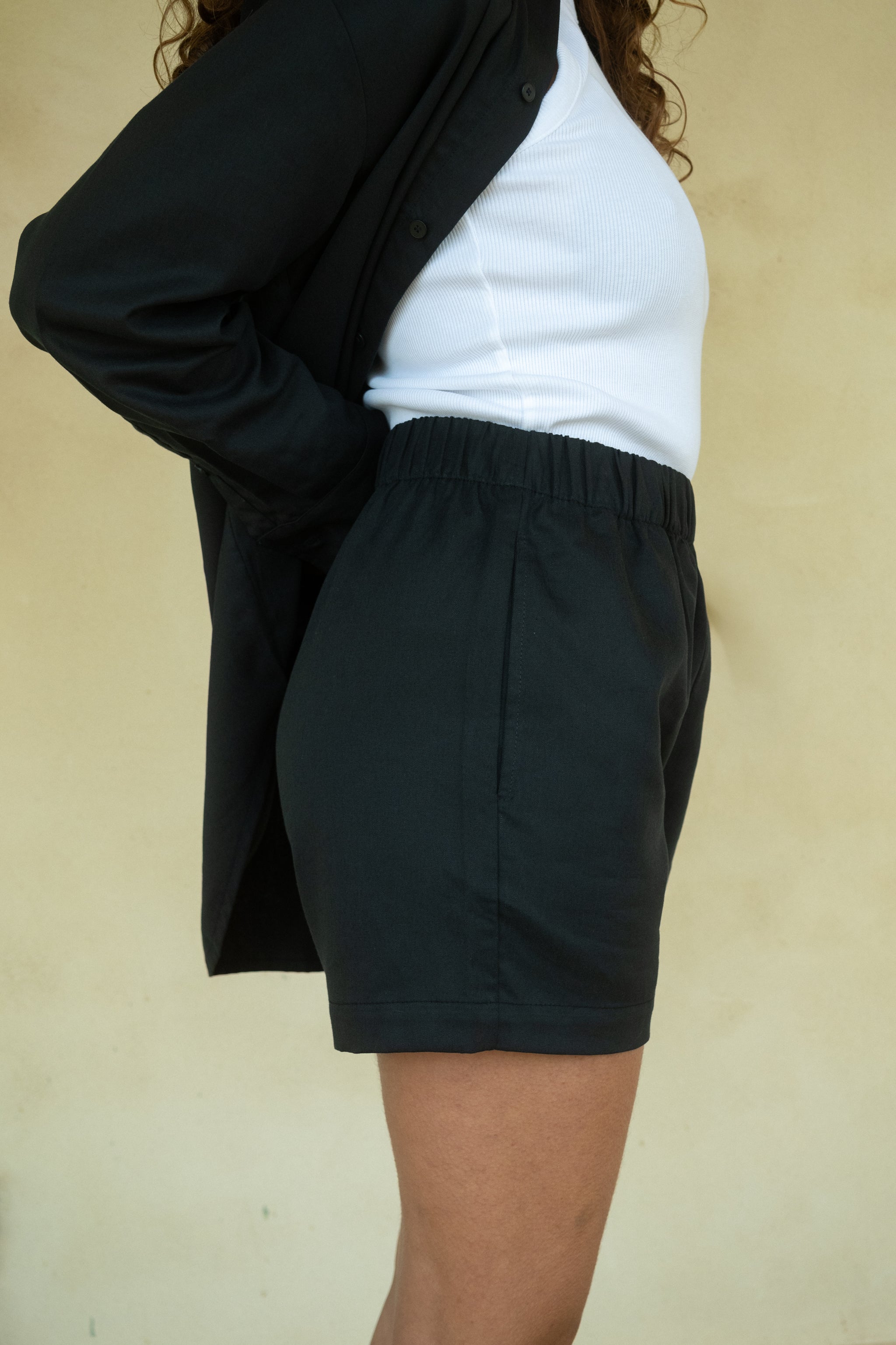 Damen kurze Hose aus Leinen in Dunkelblau von SALZWASSER