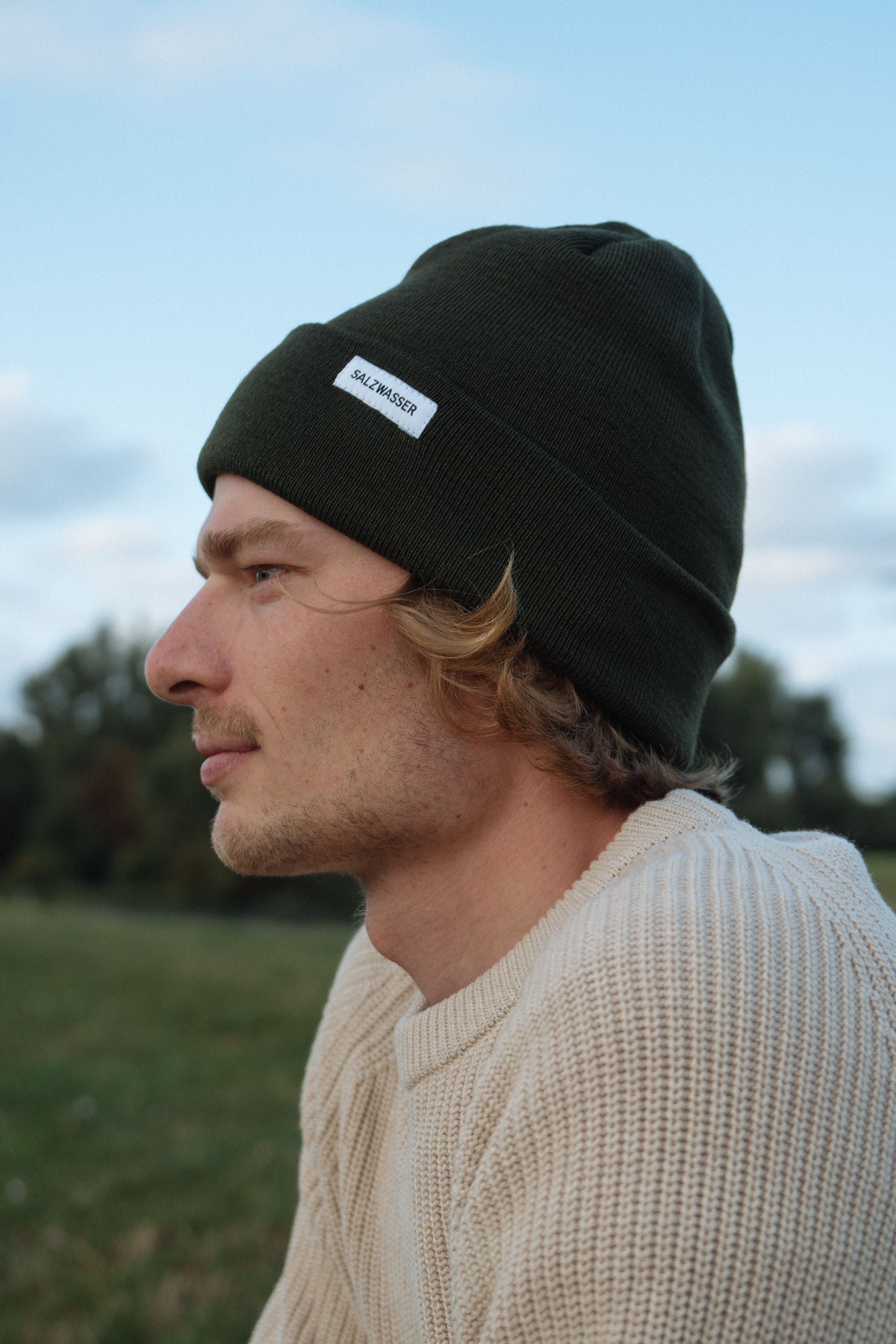 Handgefertigte Bio-Merinowollmütze aus Norddeutschland: Luxus für die Haut, Liebe für die Umwelt. Ein zeitloses Accessoire, das deinen Style und deine Werte betont.