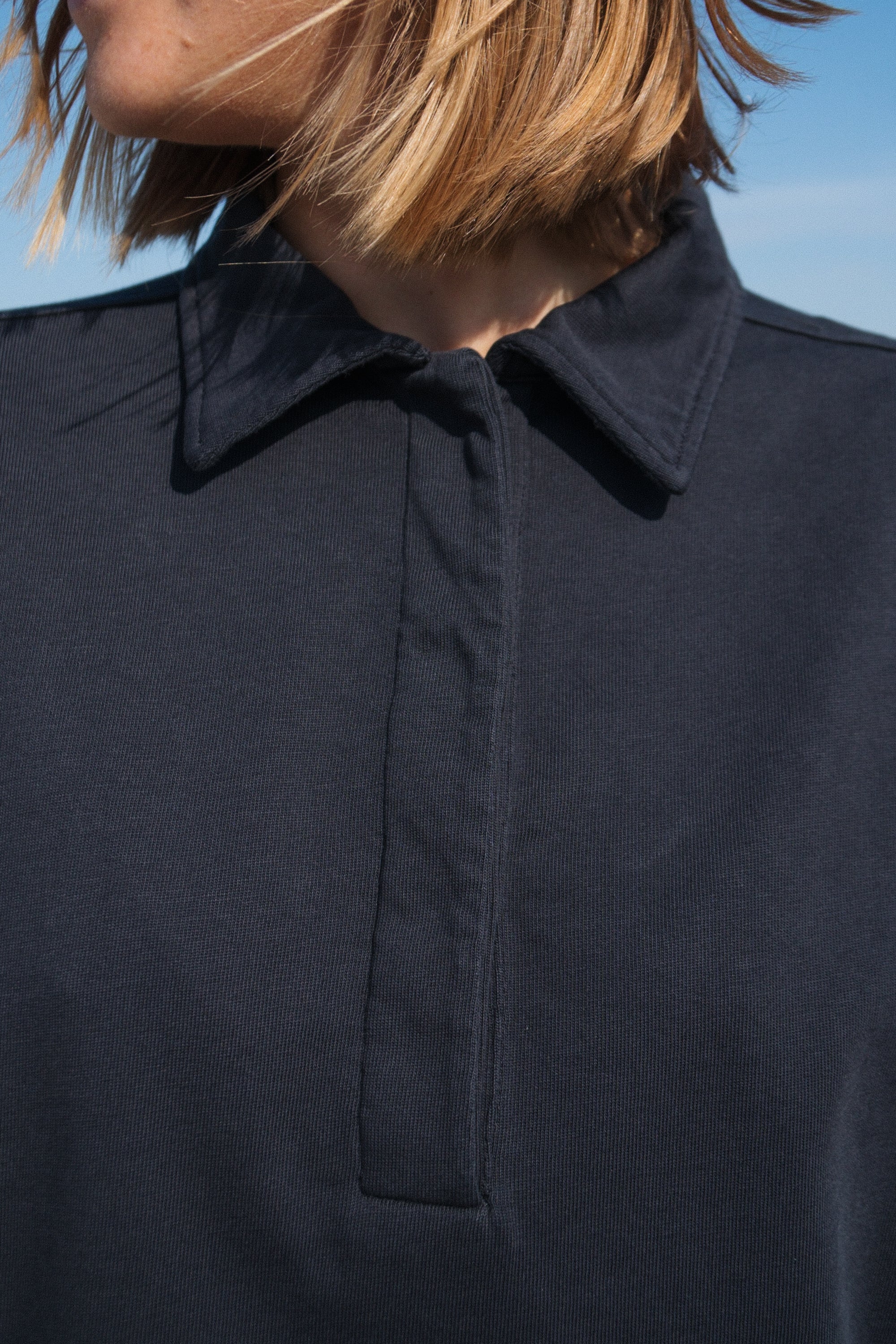 Schlichtes Polo Longsleeve in Dunkelblau von SALZWASSER