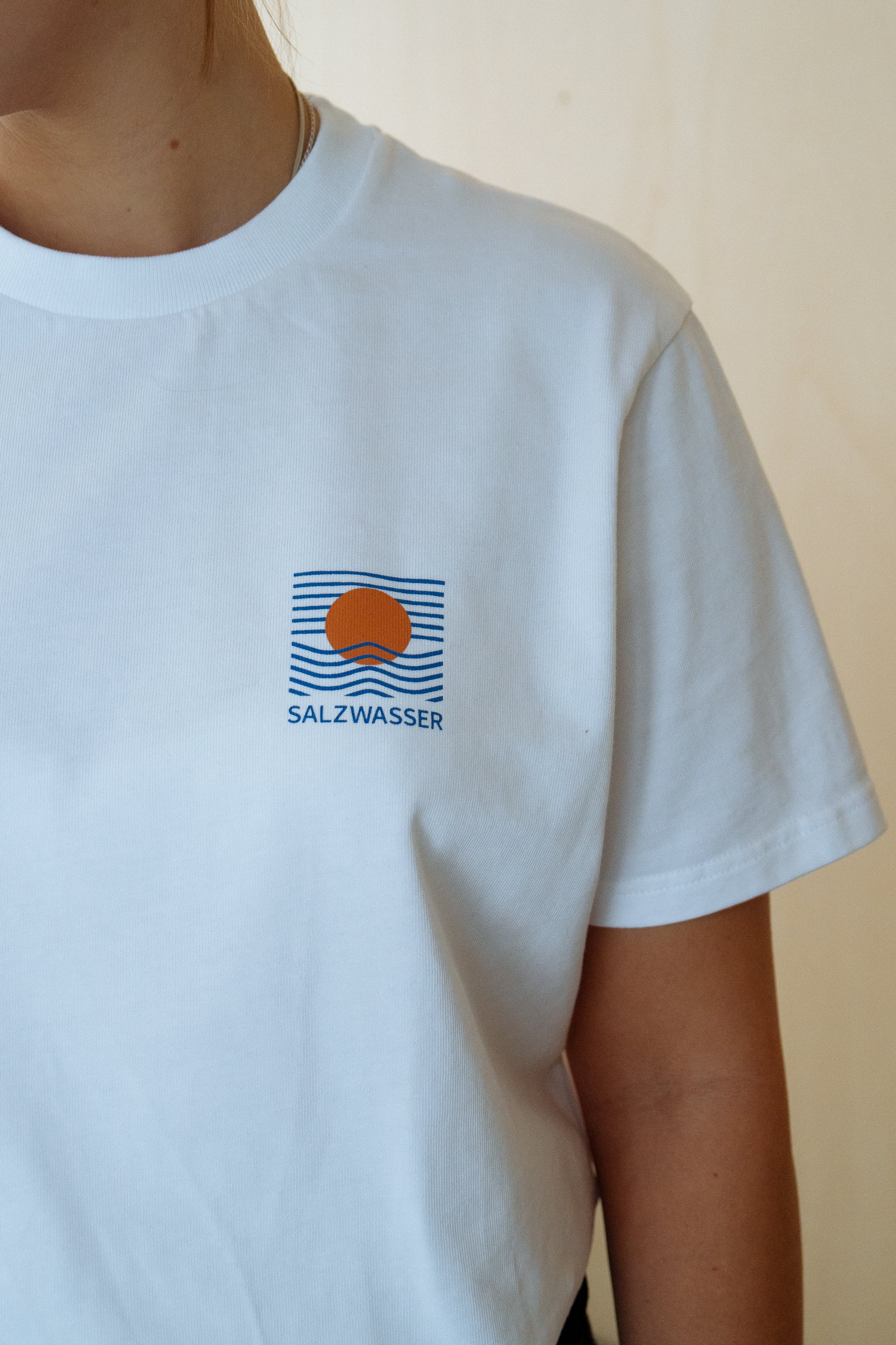 Unisex T-Shirt aus Bio-Baumwolle mit Miles Tewson Print