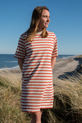 Schlichtes Kleid von SALZWASSER am Strand in Orange-Naturweiß gestreift