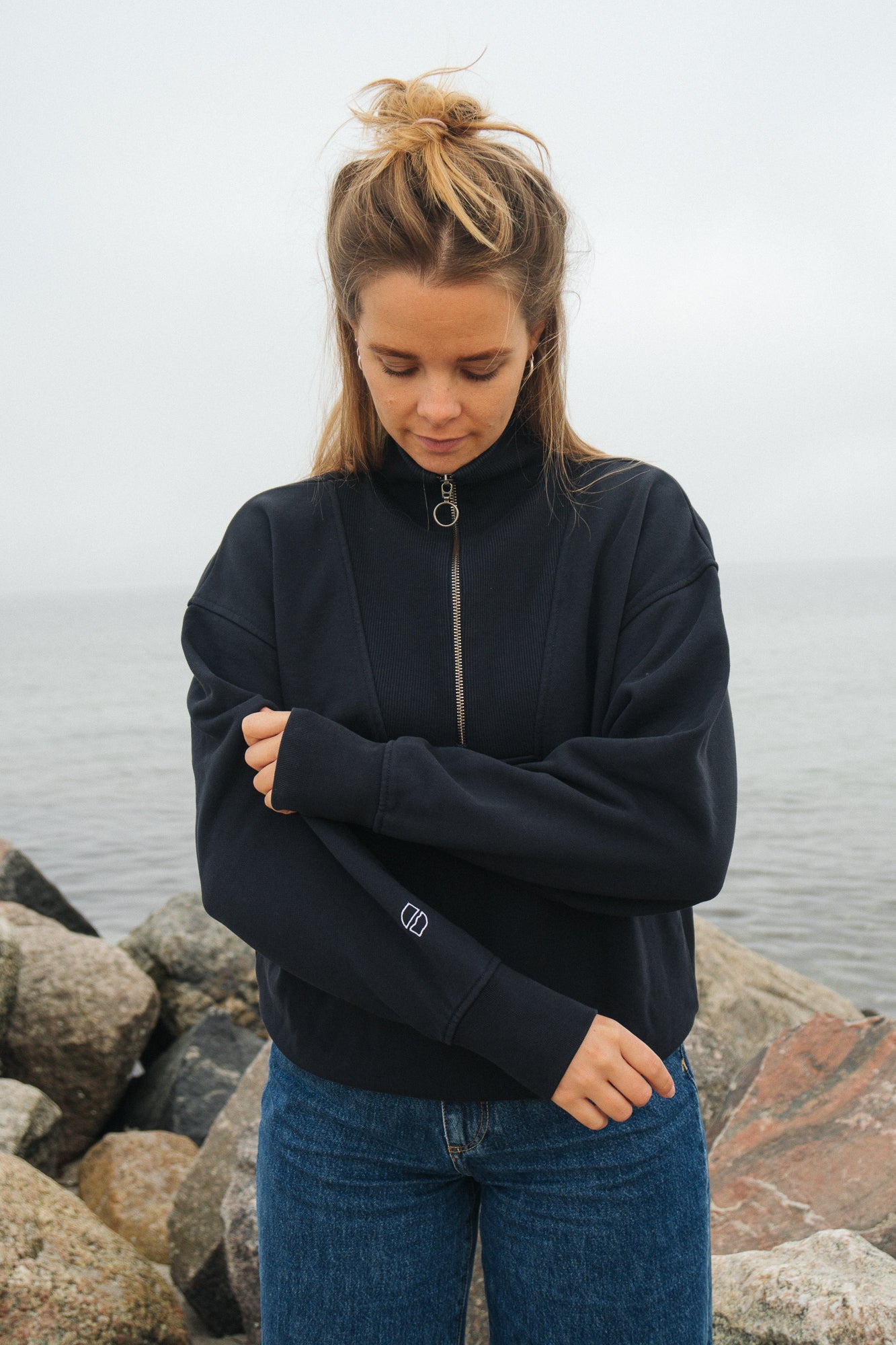 Hochwertiger Half-Zipper von SALZWASSER aus Bio-Baumwolle in Marine