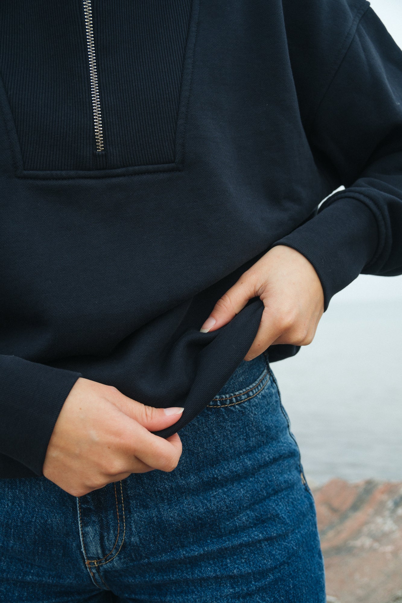Veganer Sweater in Marine von SALZWASSER mit Reißverschluss