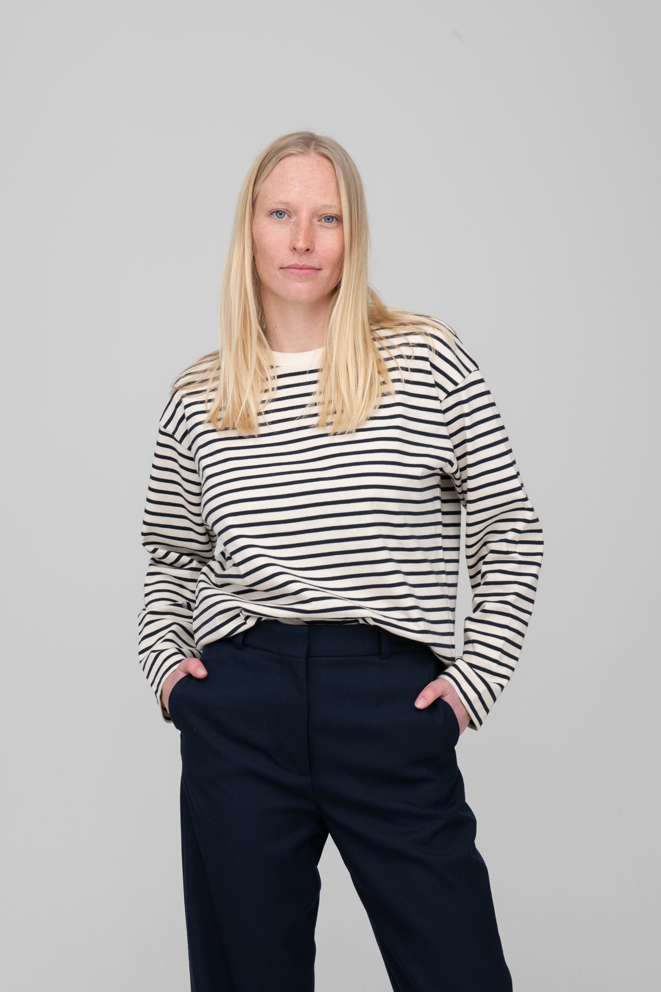 fair produziertes SALZWASSER Longsleeve in naturweiß-marine für Damen