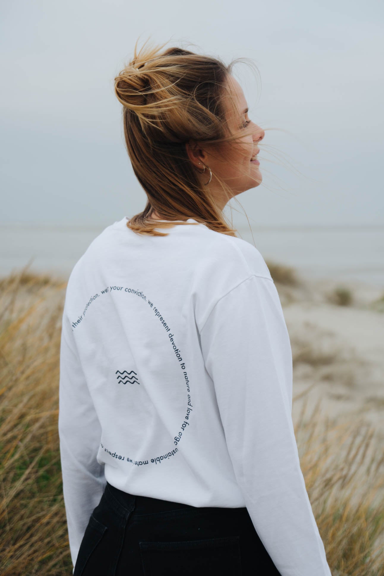 Frau trägt weißes Longsleeve in St. Peter Ording _women