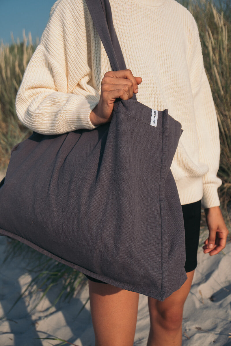 Großer Shopper von SALZWASSER als Strandaccessoire am Meer