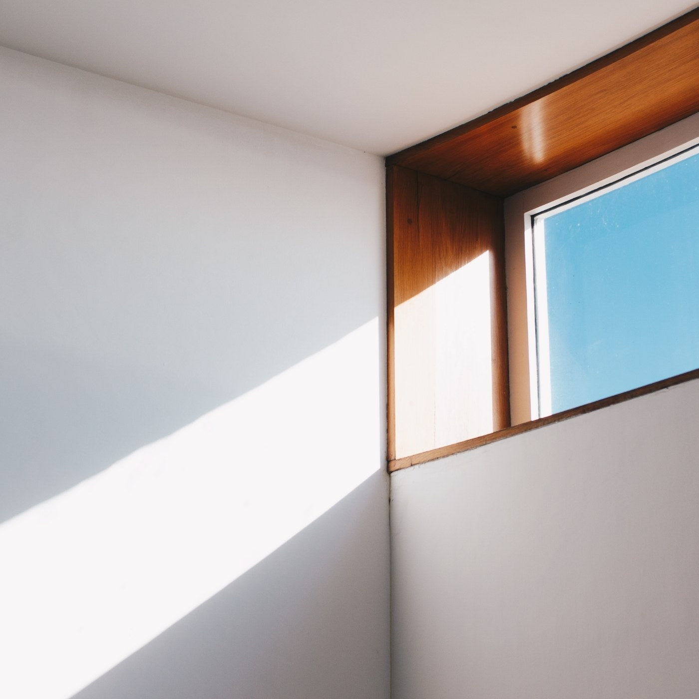 Minimalistisches Design mit Fenster  