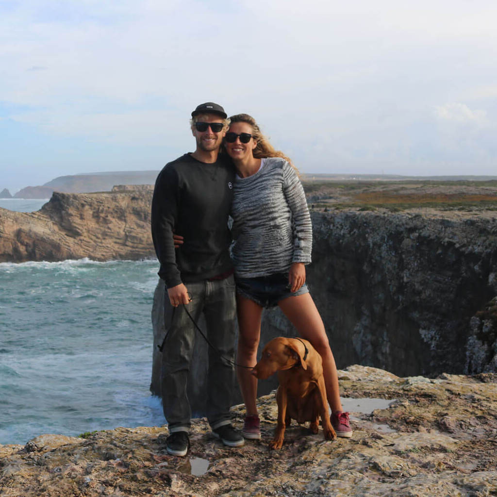 Eva, Zoli und Hund Rusty von "the Magnet Projects" auf einer Klippe in Portugal