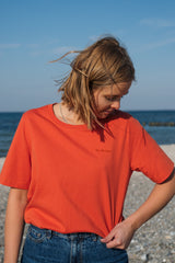 schlichtes T-Shirt in Orange mit weißer SALZWASSER-Stickerei