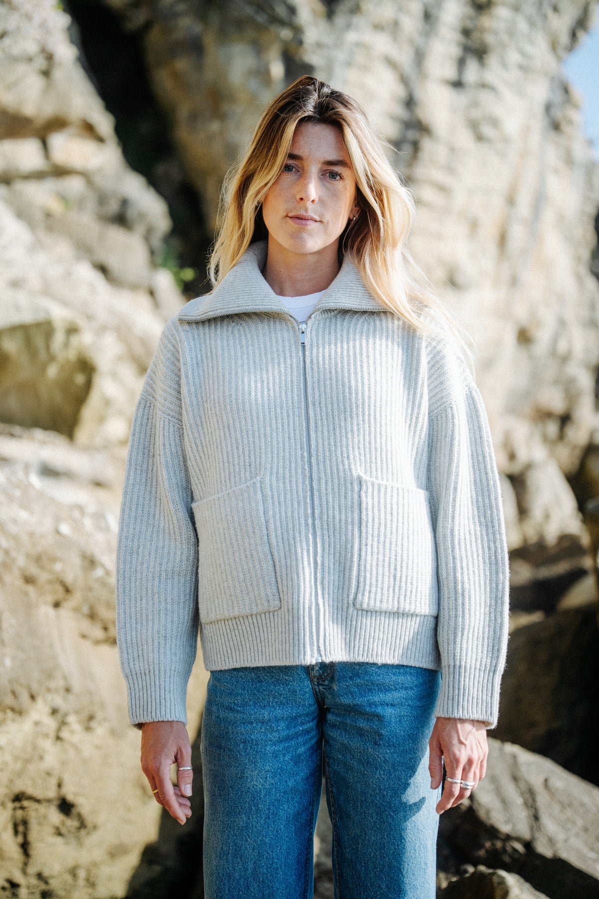 SALZWASSER Strickjacke Damen Hellgrau aus RWS-Wolle mit Reißverschluss und Taschen