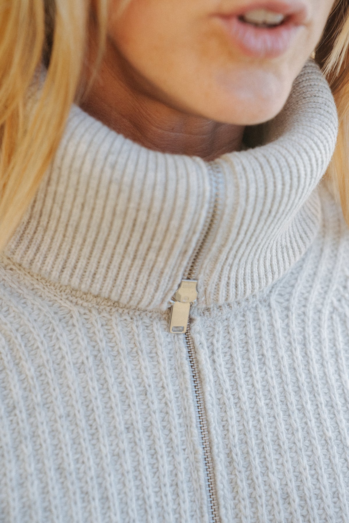 Hochgeschlossener Kragen der hellgrauen Zip-Strickjacke aus Merino Wolle