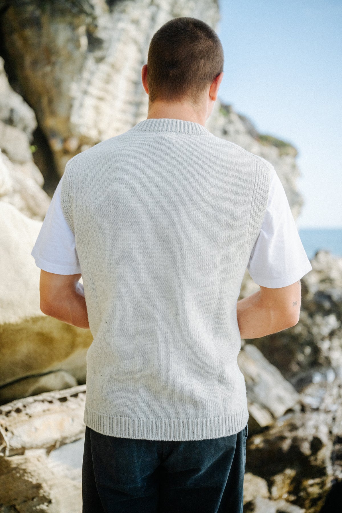 Rückansicht Herren Pullunder Hellgrau aus Merino Wolle