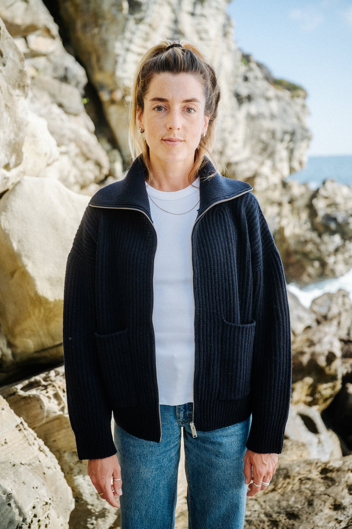 SALZWASSER Strickjacke Damen Dunkelblau aus RWS-Wolle, offen getragen
