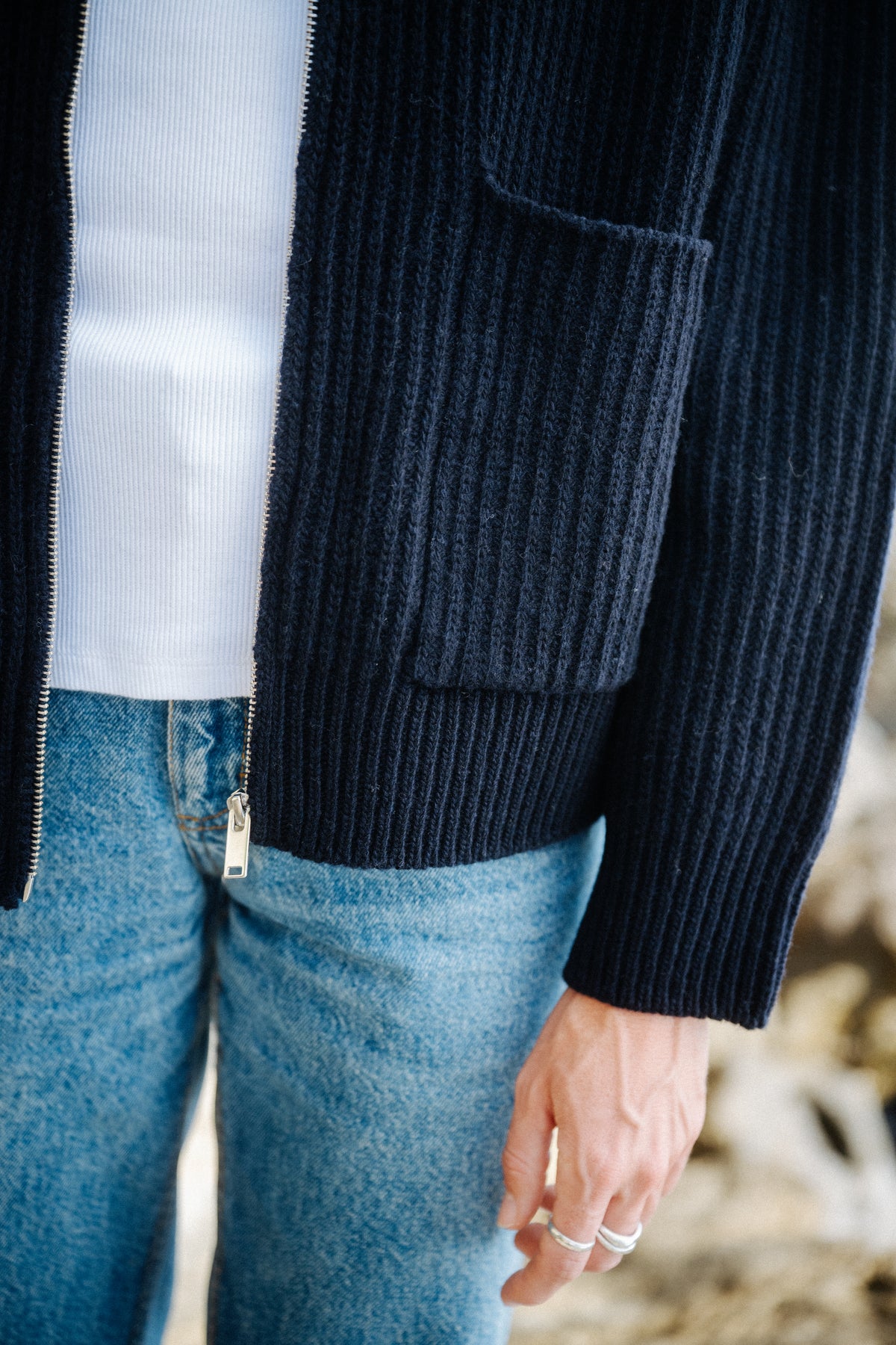 Tasche und Bündchen der navy Merinowoll Strickjacke aus Italien