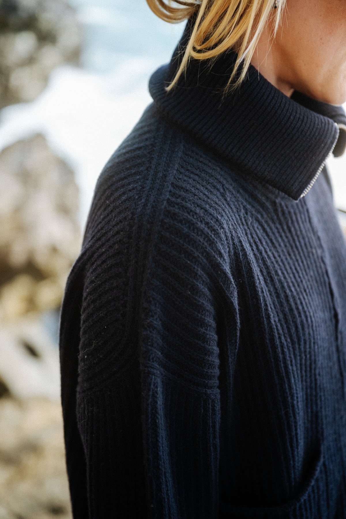 Hoher Kragen der dunkelblauen Merino Wolljacke von hinten, Nahaufnahme