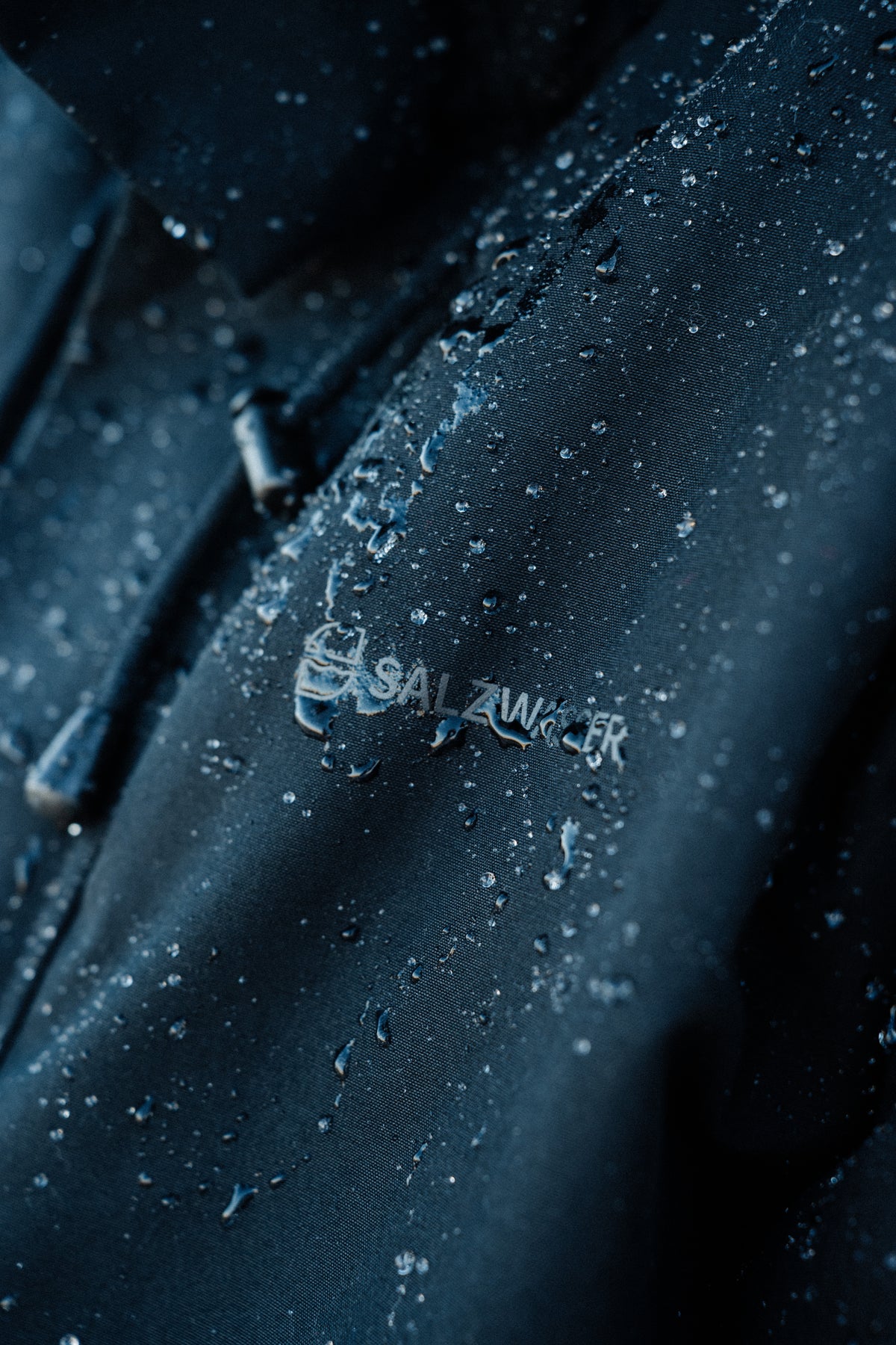 Wassertropfen perlen auf Parka aus wasserabweisendem Baumwollstoff ab
