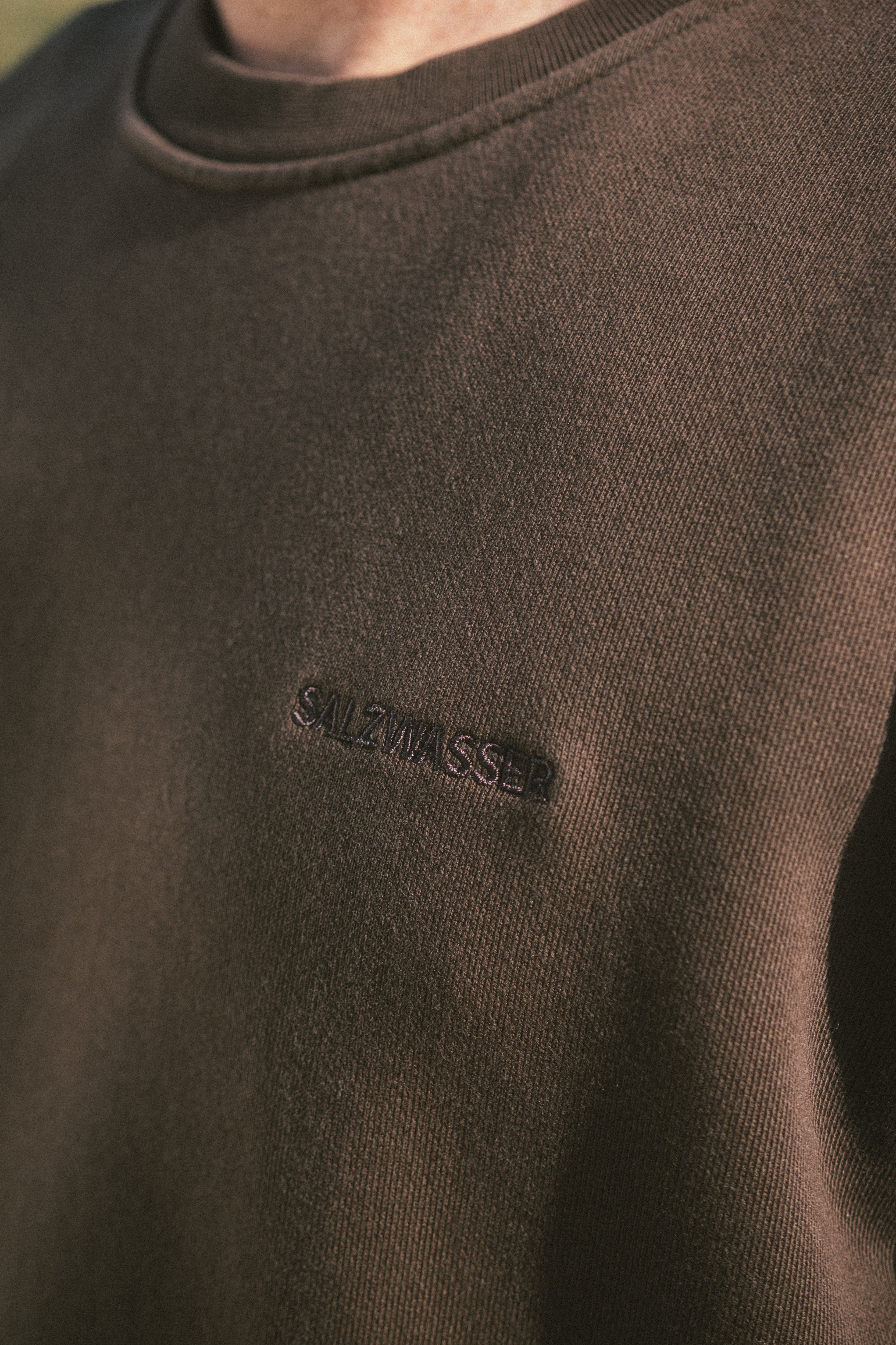 Zeitloser brauner Crewneck Sweater mit schlichtem SALZWASSER Stick