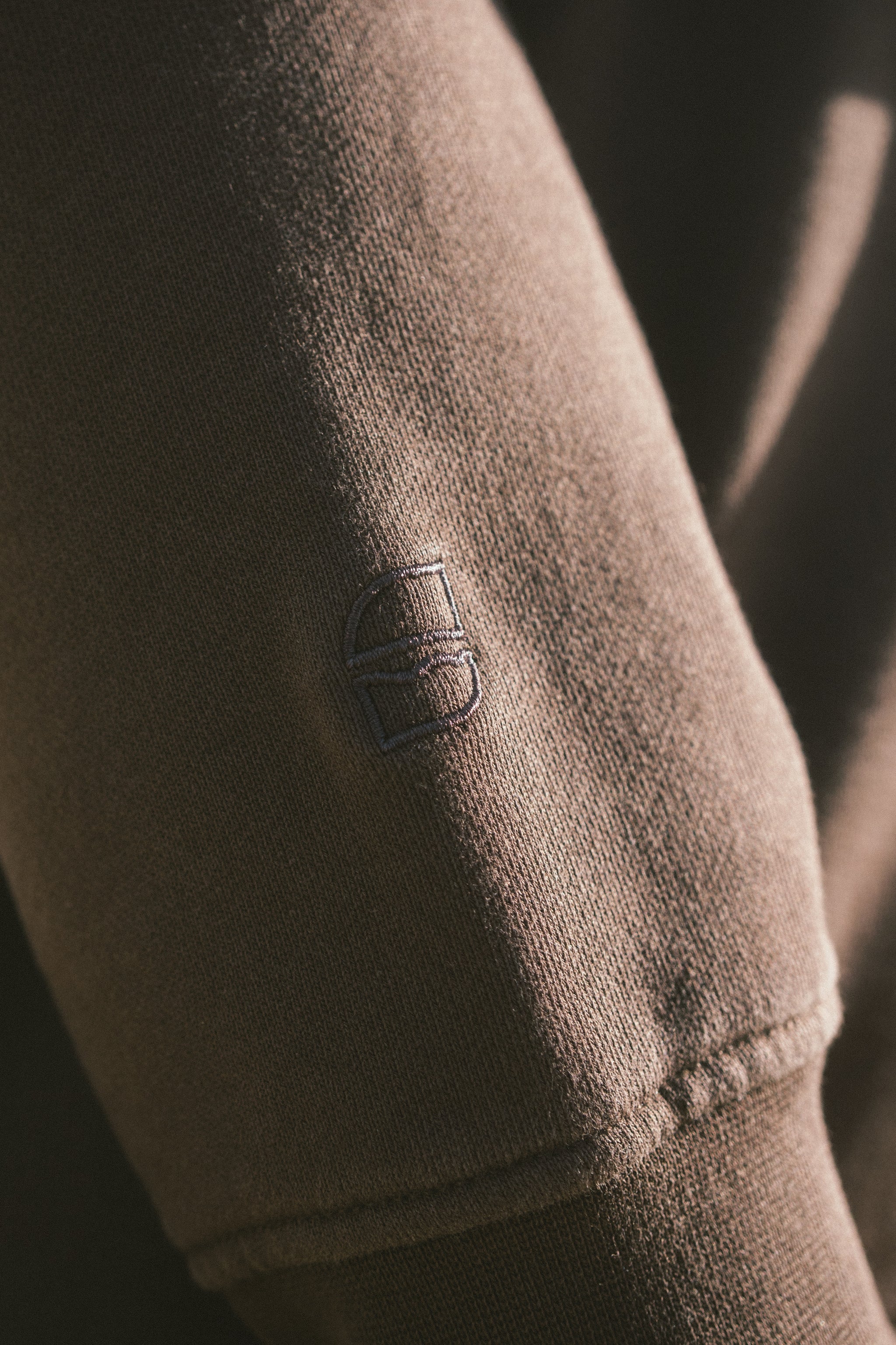 Zeitlos und schlichter Logo Stick auf braunem Herren Crewneck 