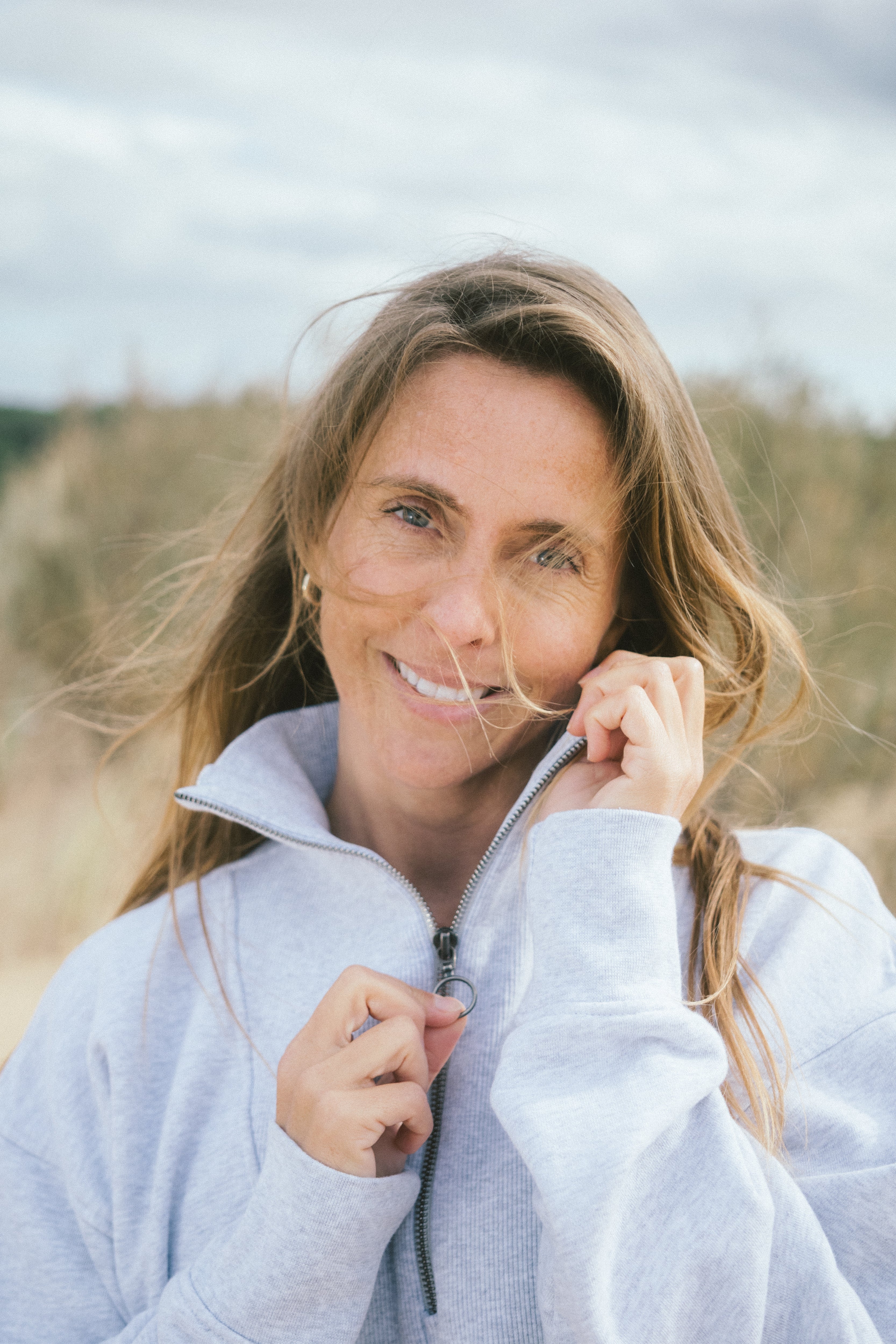 Hellgrauer Half Zip Sweater für Damen mit Stehkragen von SALZWASSER