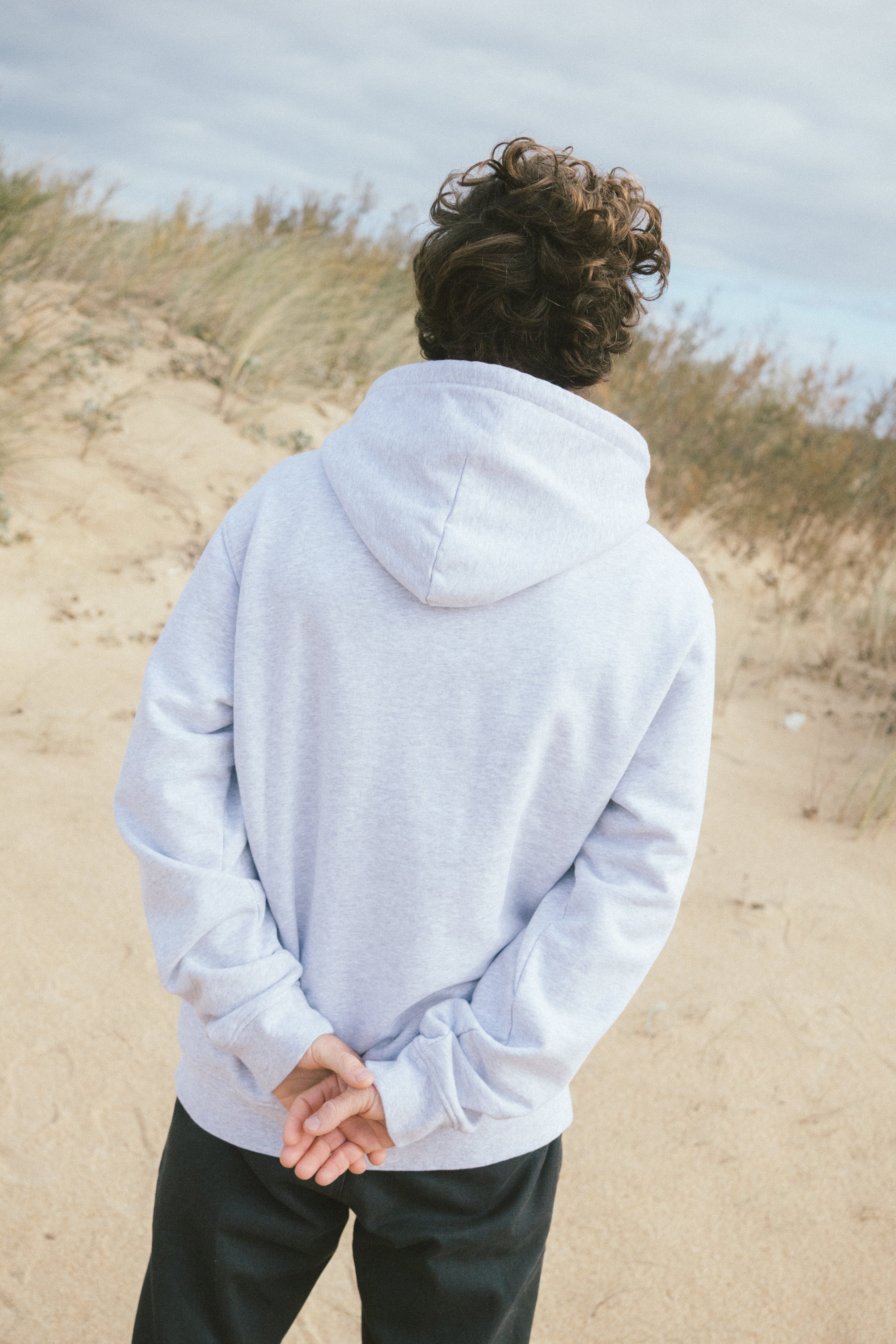 Kapuzenpullover in Hellgrau aus schwerer Bio baumwolle von SALZWASSER