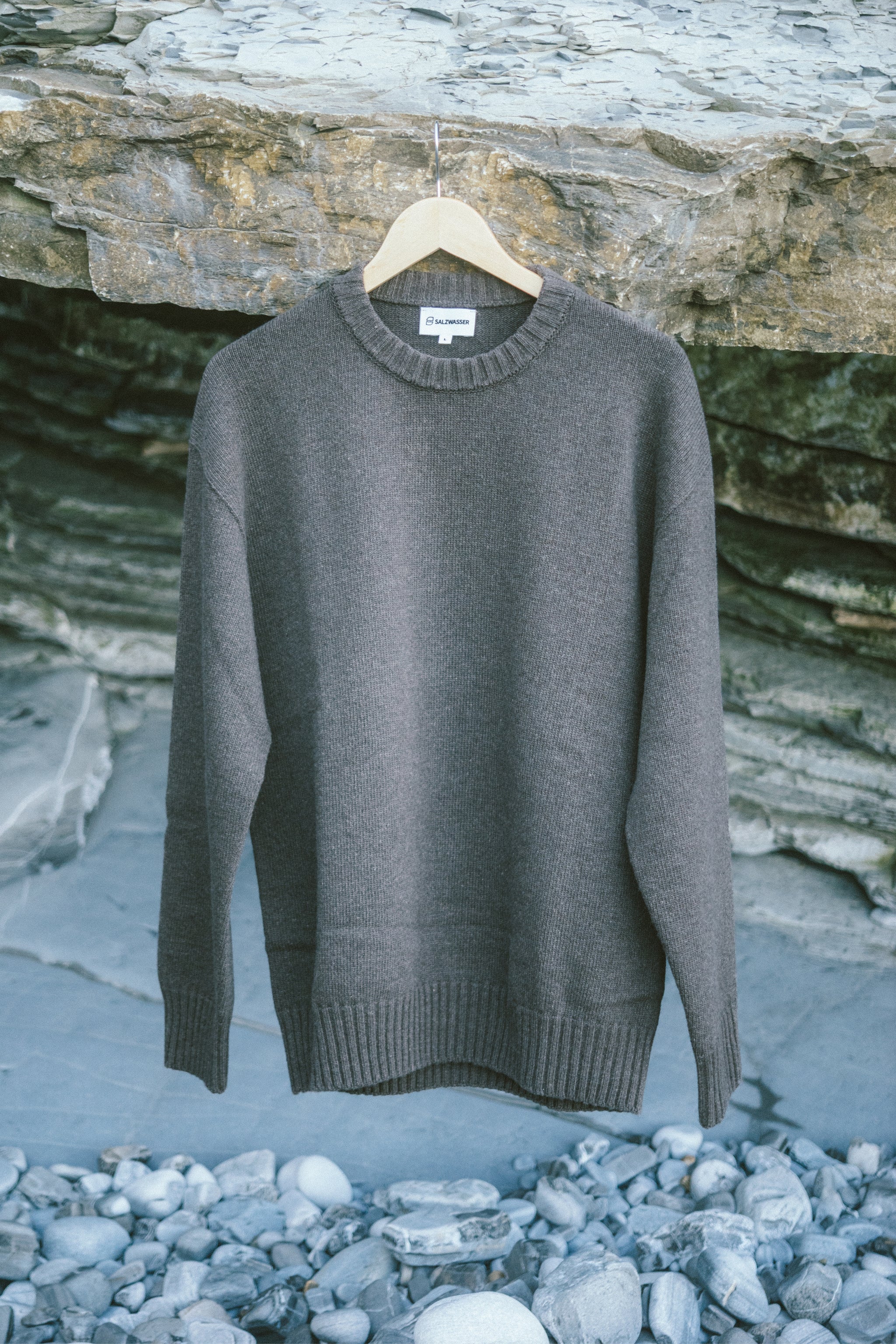 Rundhals Pullover aus Merinowolle in Braun von SALZWASSER