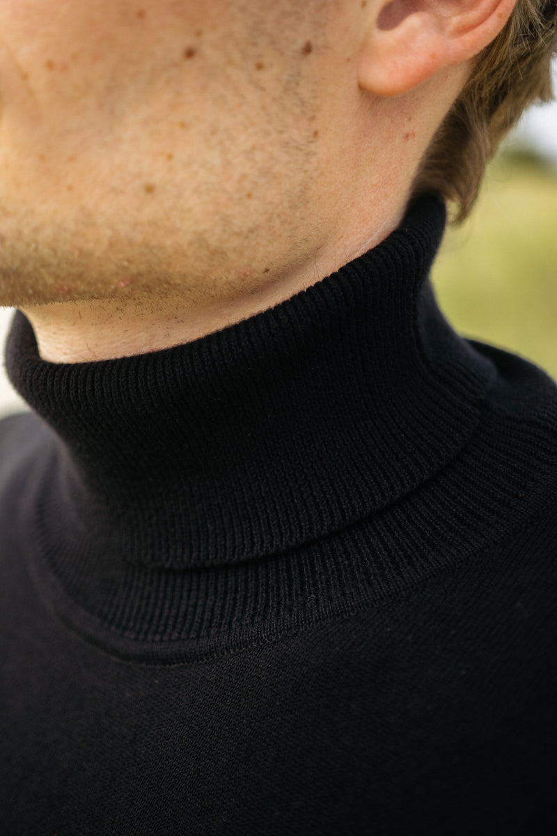 Hochwertiger nachhaltiger Rollkragenpullover Schwarz aus Bio-Baumwolle von SALZWASSER